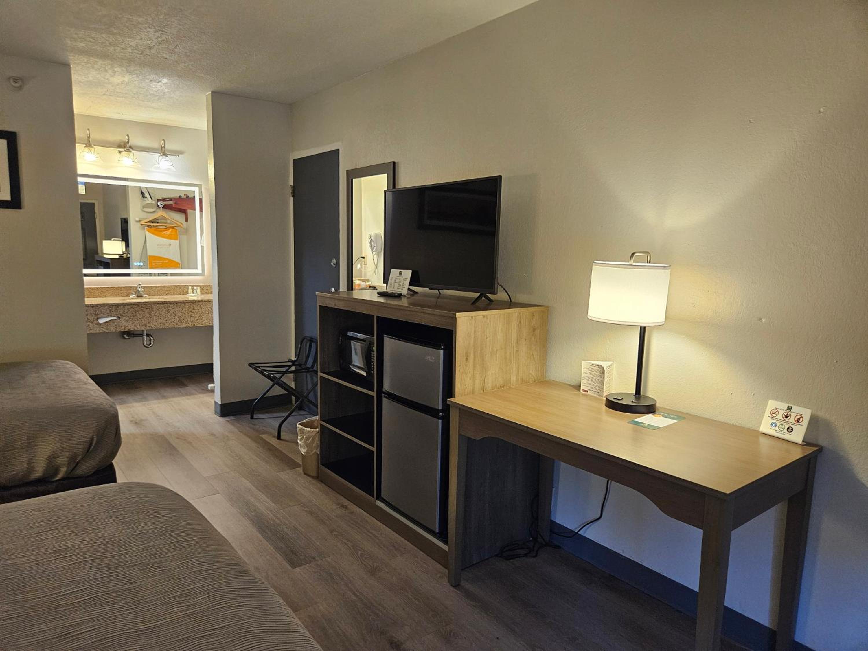 King Room - Accessible/Smoking - Photo 5
