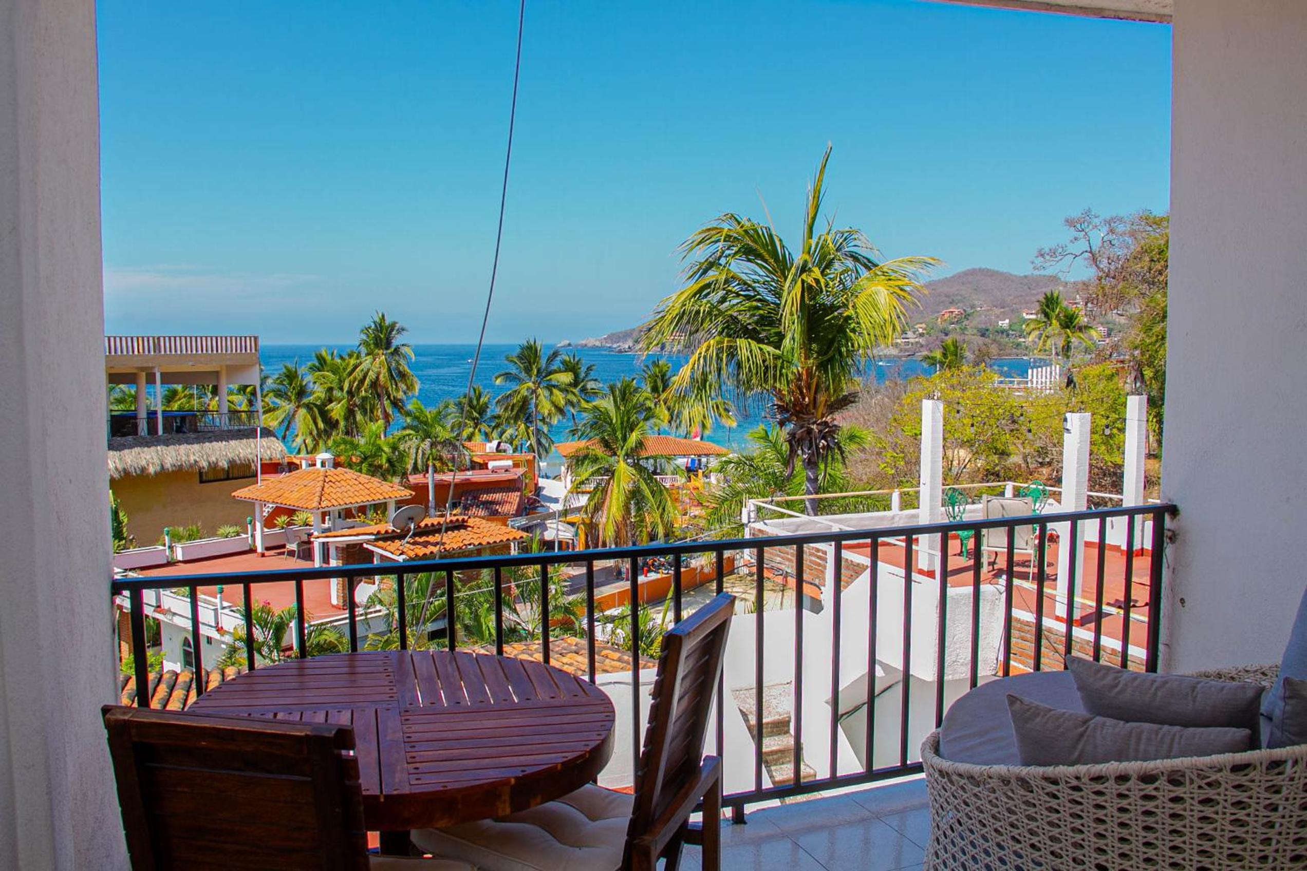 Double Room with Balcony and Sea View - Photo 4
