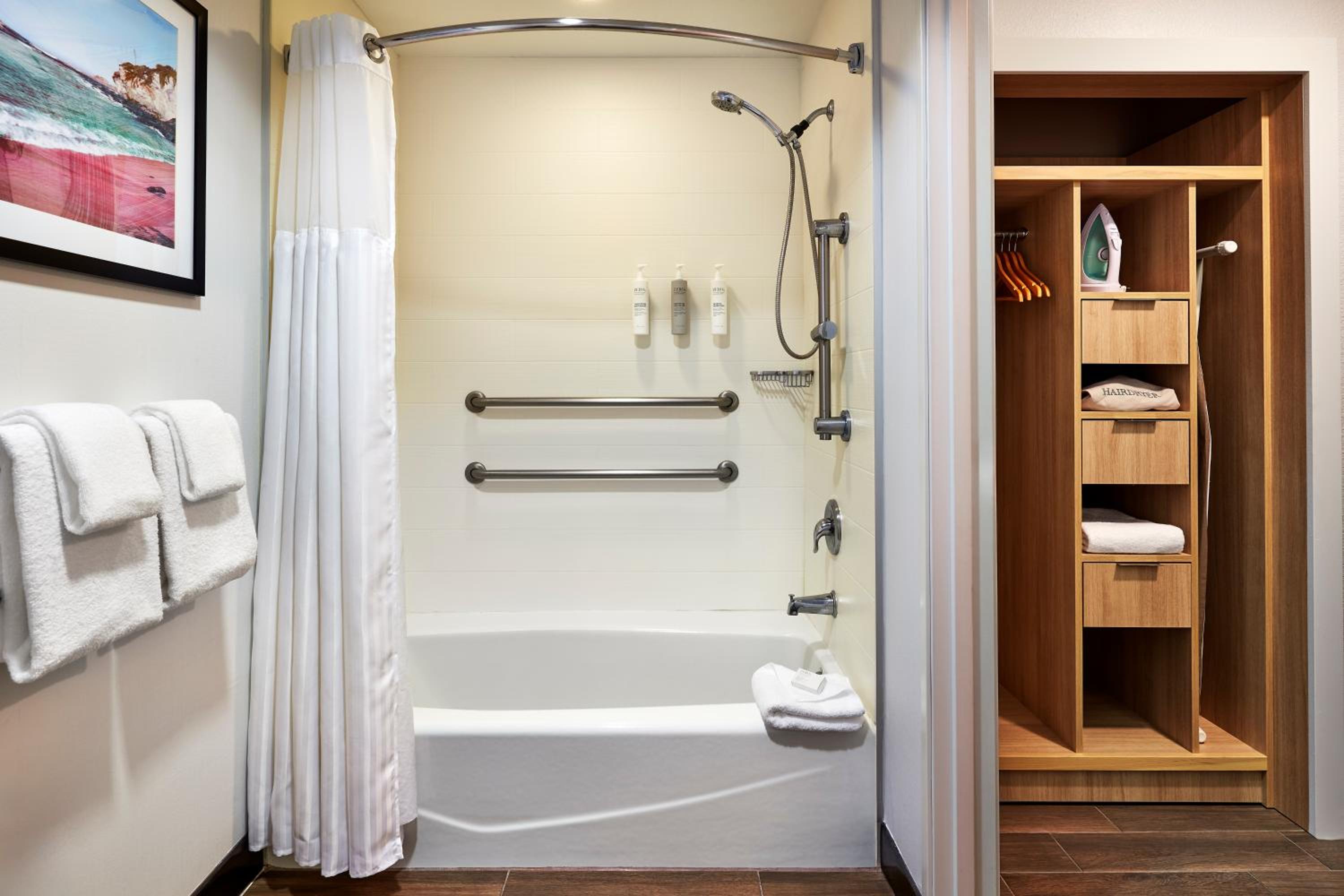 King Room with Bath Tub - Mobility Access - Photo 3