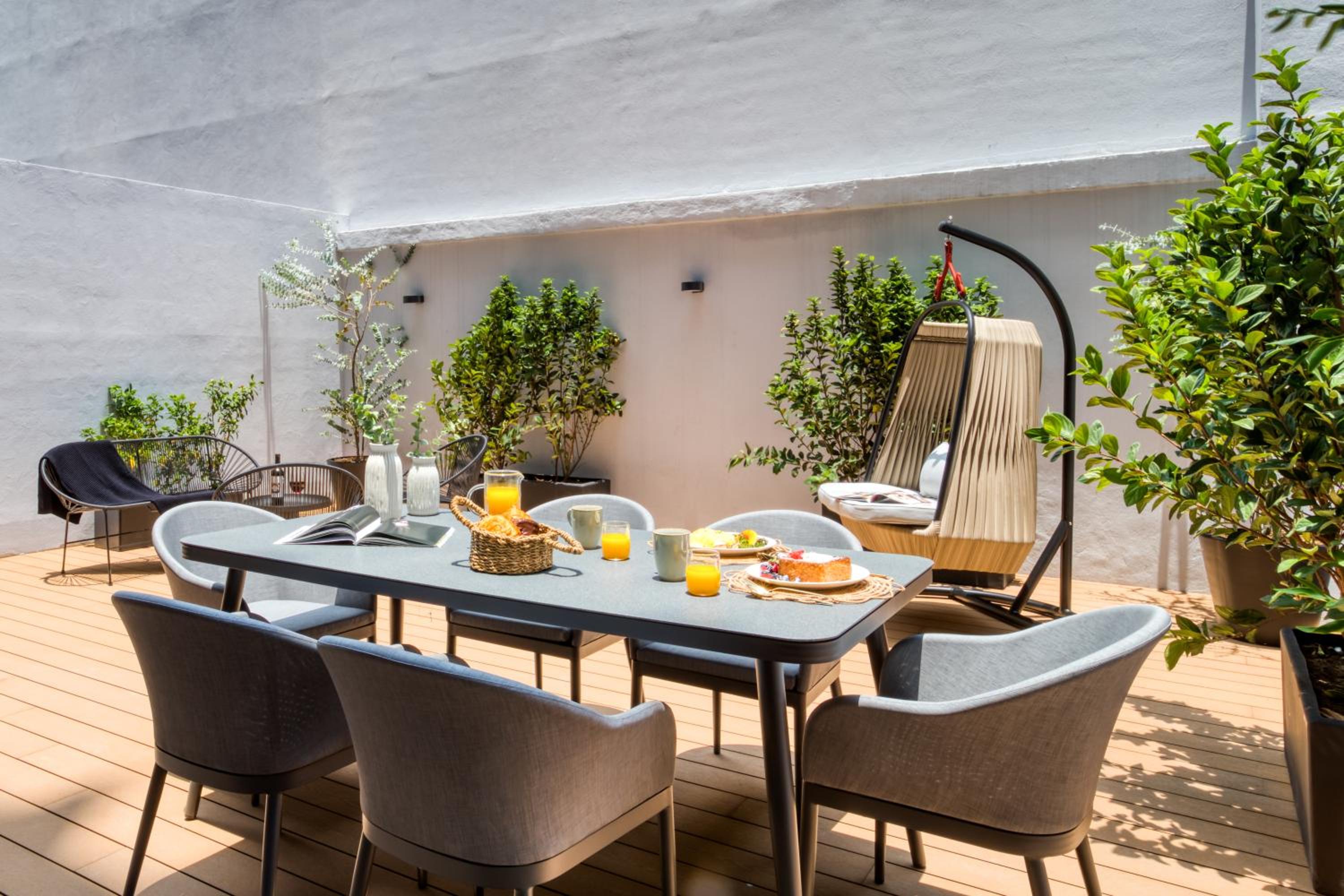  Two-Bedroom Apartment with Huge Private Terrace - Photo 13
