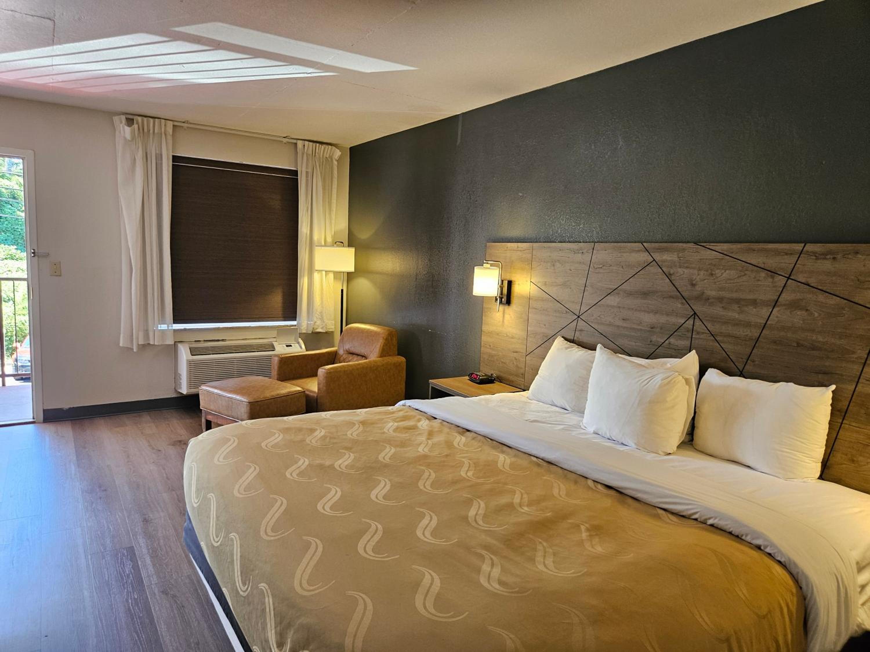 King Room - Non-Smoking - Photo 14