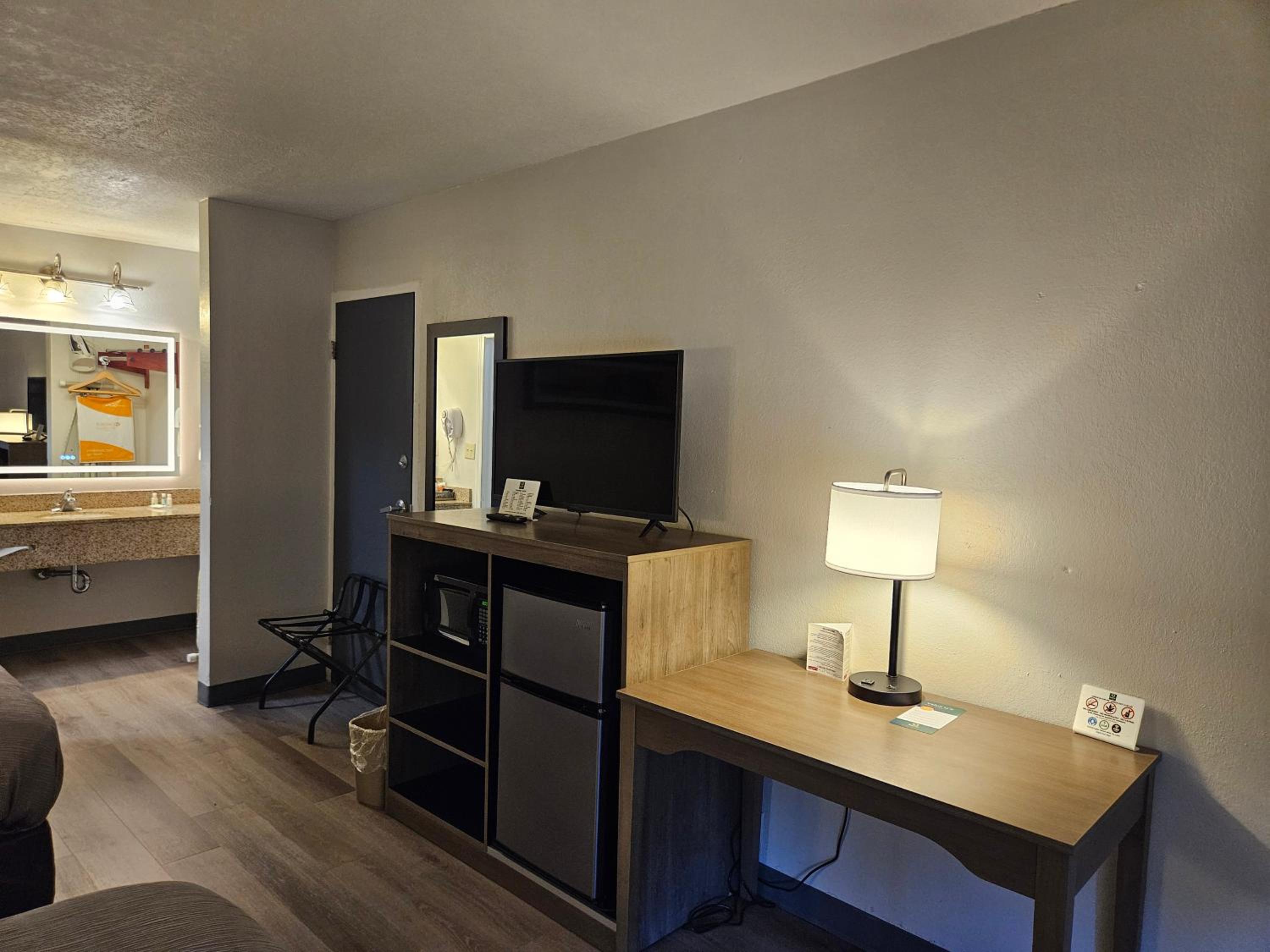 King Room - Non-Smoking - Photo 13