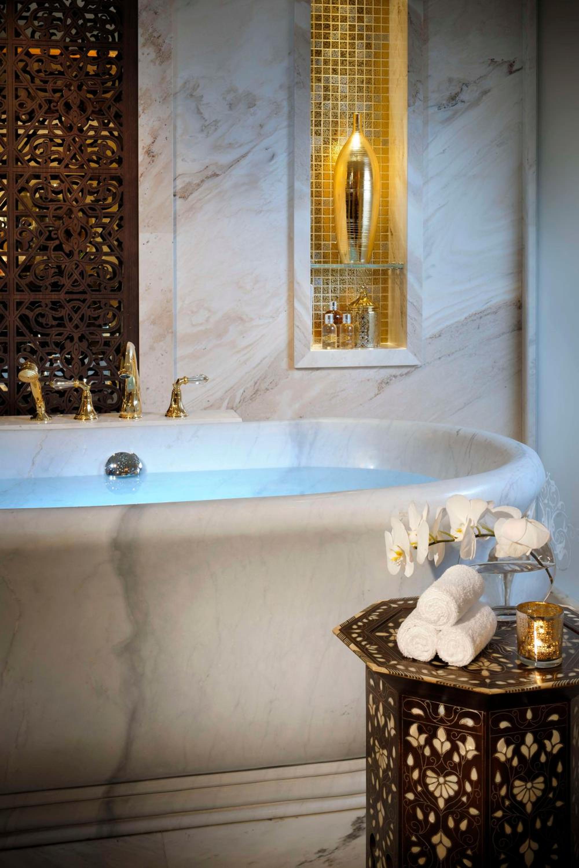 Palace Royal Suite - includes Host Service, Afternoon Tea, Evening Drinks, DRIFT Beach Club Access,Waterpark Access thumbnail 5
