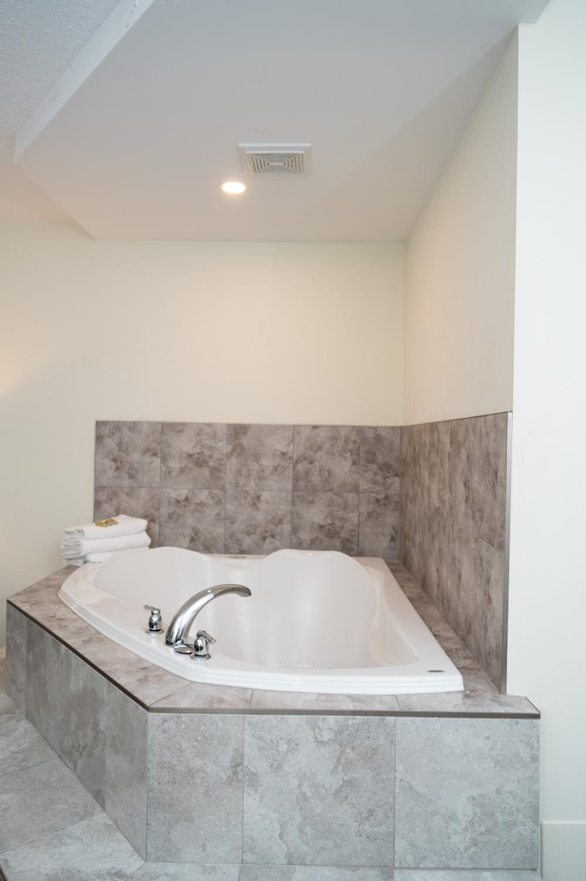 One Queen Bed with Jacuzzi - Photo 8