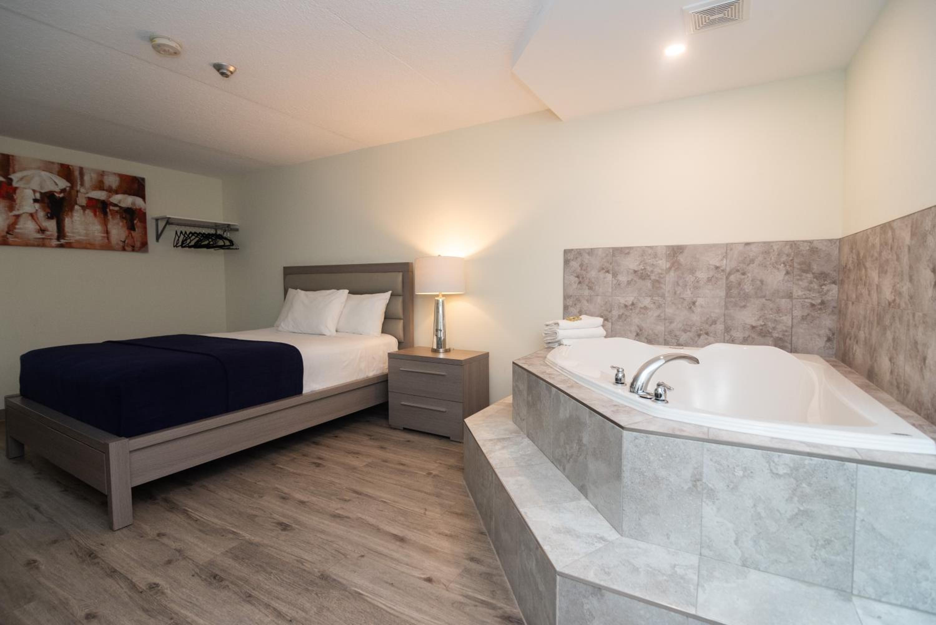 One Queen Bed with Jacuzzi - Photo 9