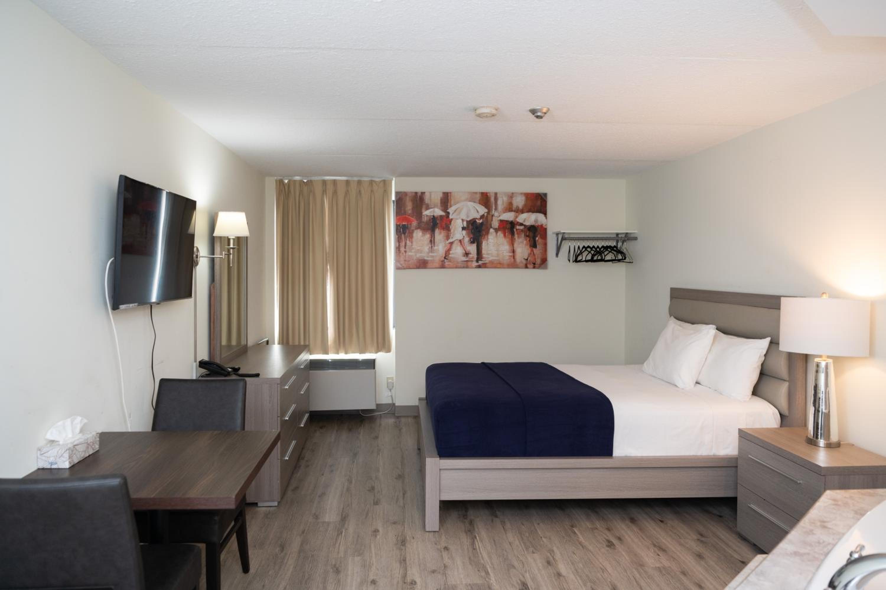 One Queen Bed with Jacuzzi - Photo 10