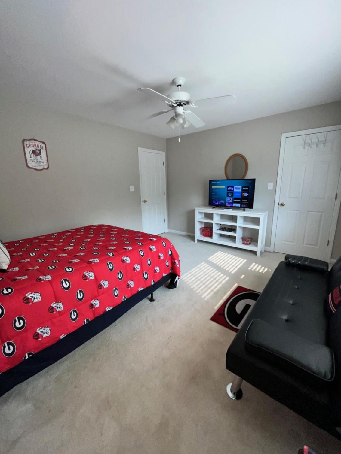 One-Bedroom Apartment - Non-Smoking photo 2