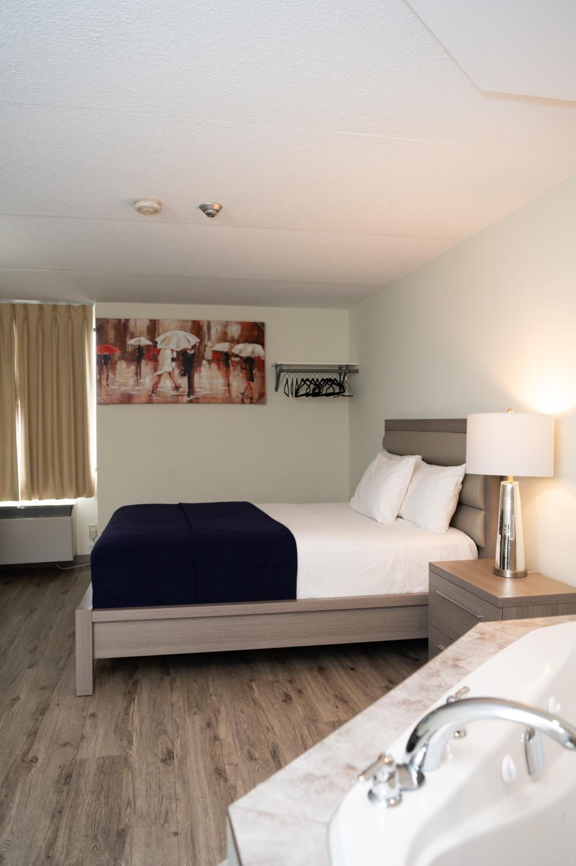 One Queen Bed with Jacuzzi - Photo 14