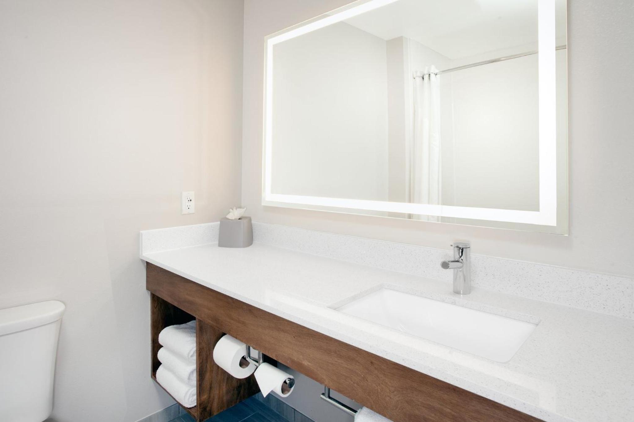 Standard Room with Two Queen Beds - Photo 9