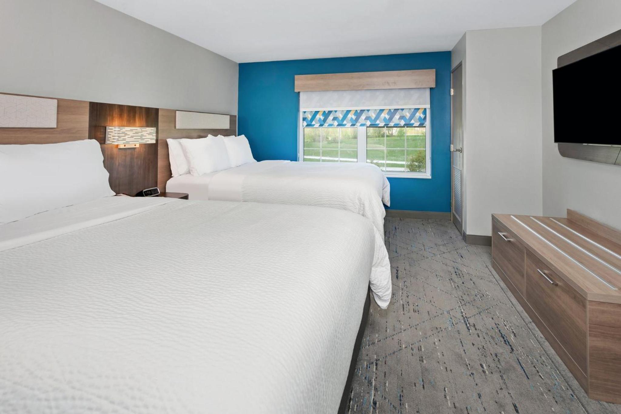 Queen Suite with Two Queen Beds and Sofa Bed - Photo 6