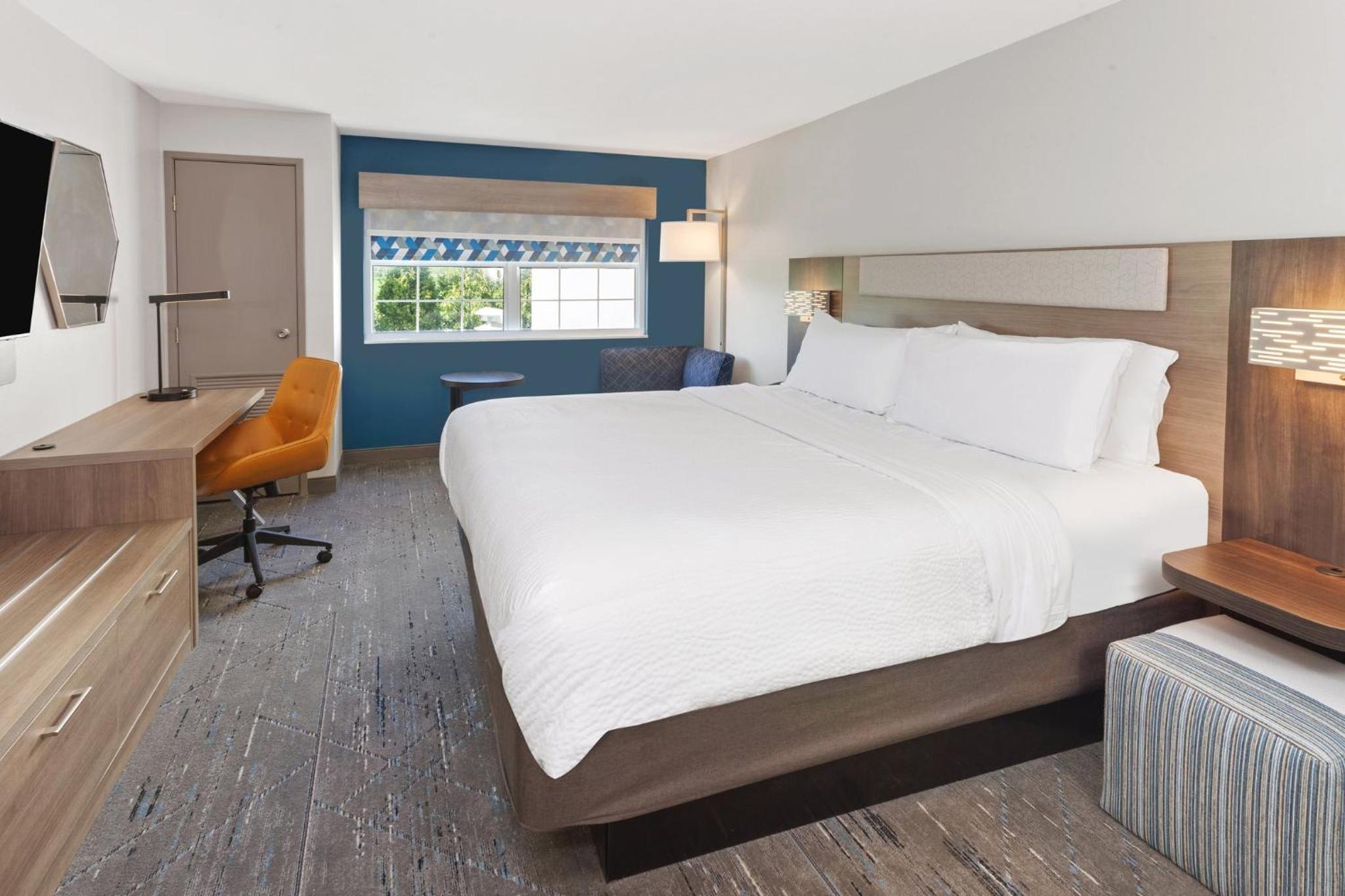 Standard King Room - Photo 19