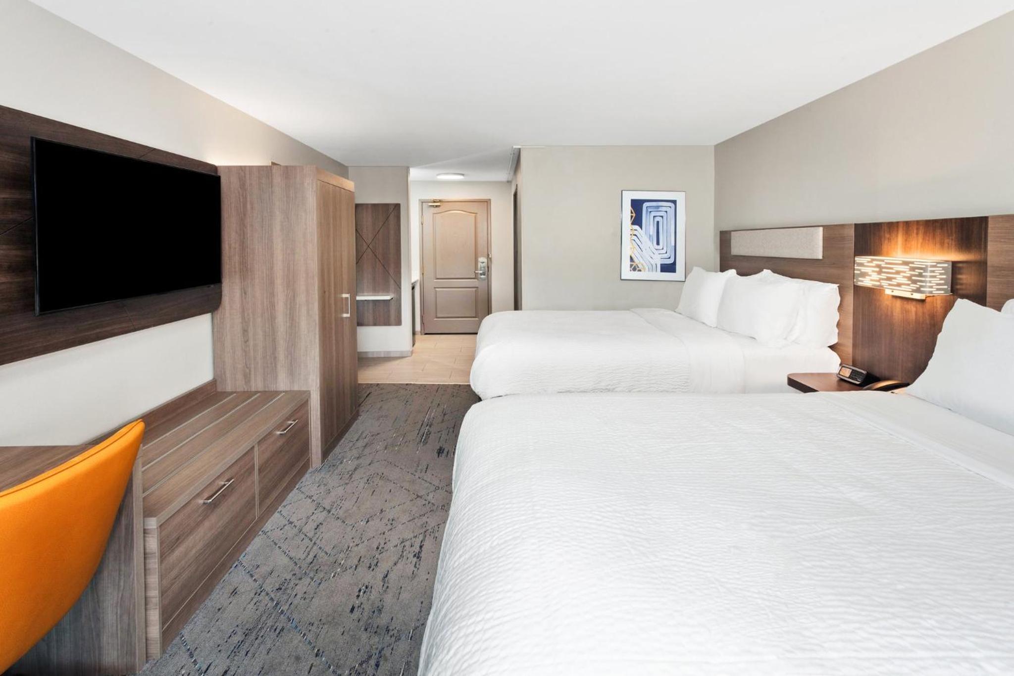 Standard Room with Two Queen Beds - Photo 5