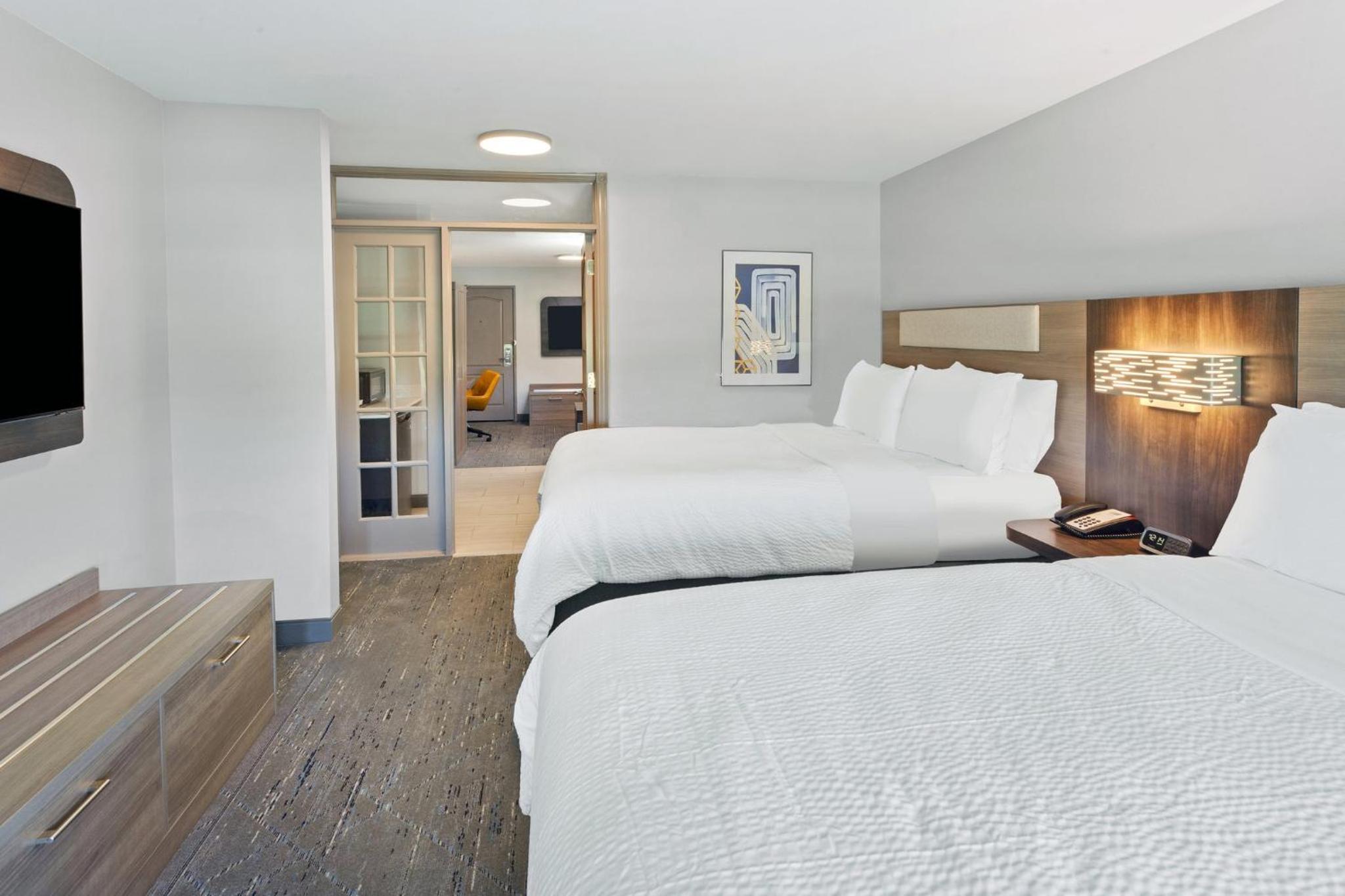 Queen Suite with Two Queen Beds and Sofa Bed - Photo 16