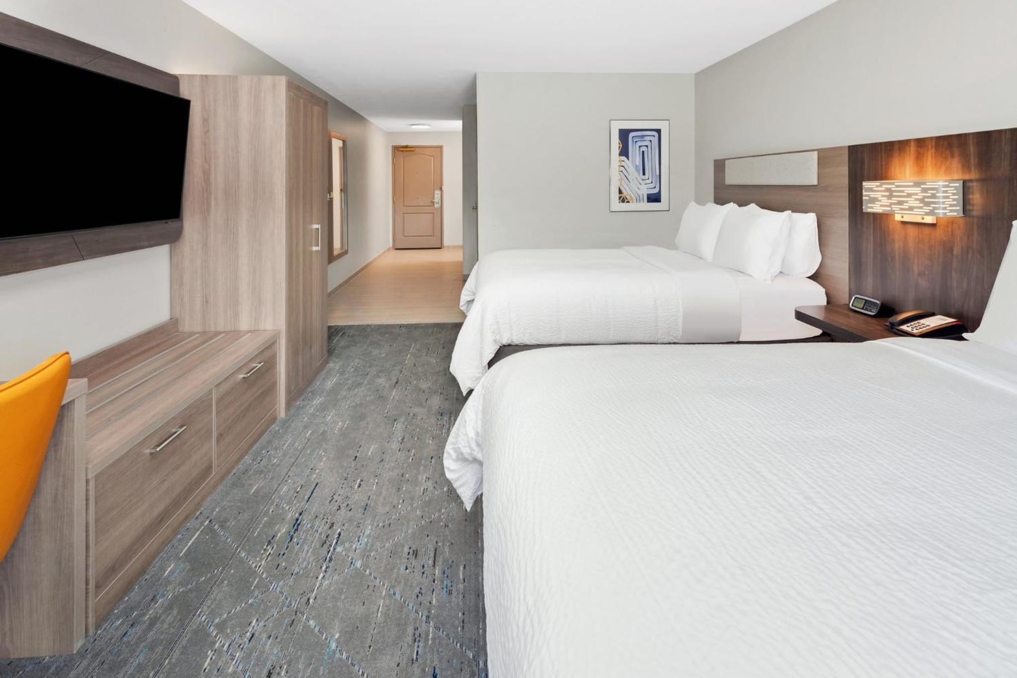 Standard Room with Two Queen Beds - Photo 2