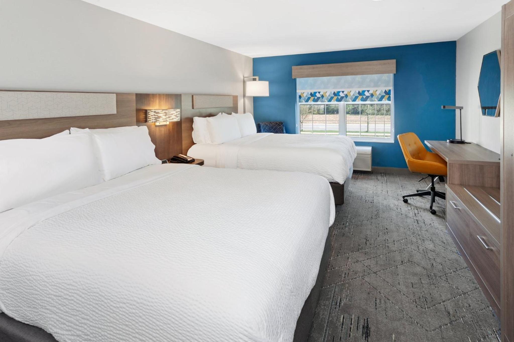 Standard Room with Two Queen Beds - Photo 13
