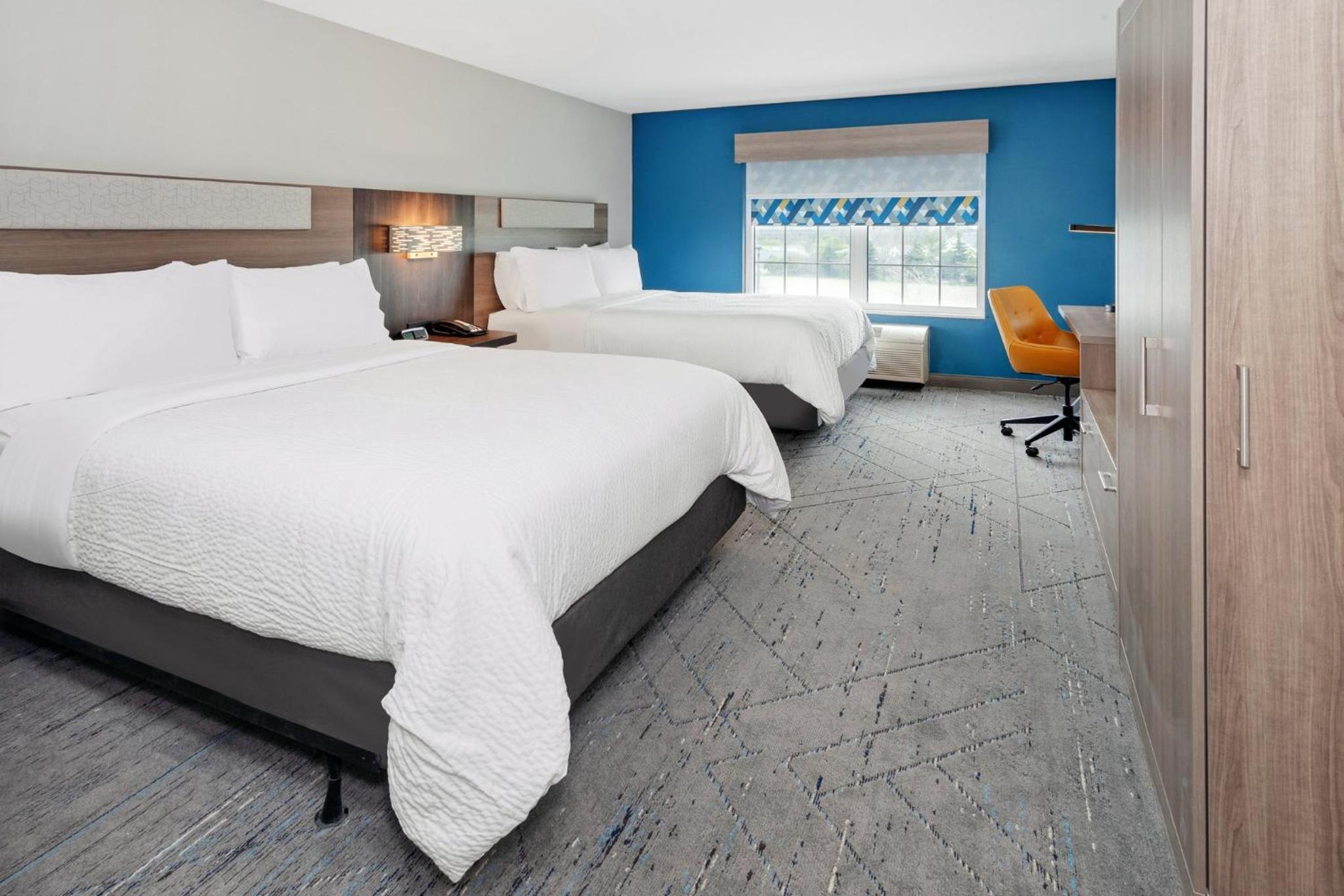 Standard Room with Two Queen Beds - Photo 11
