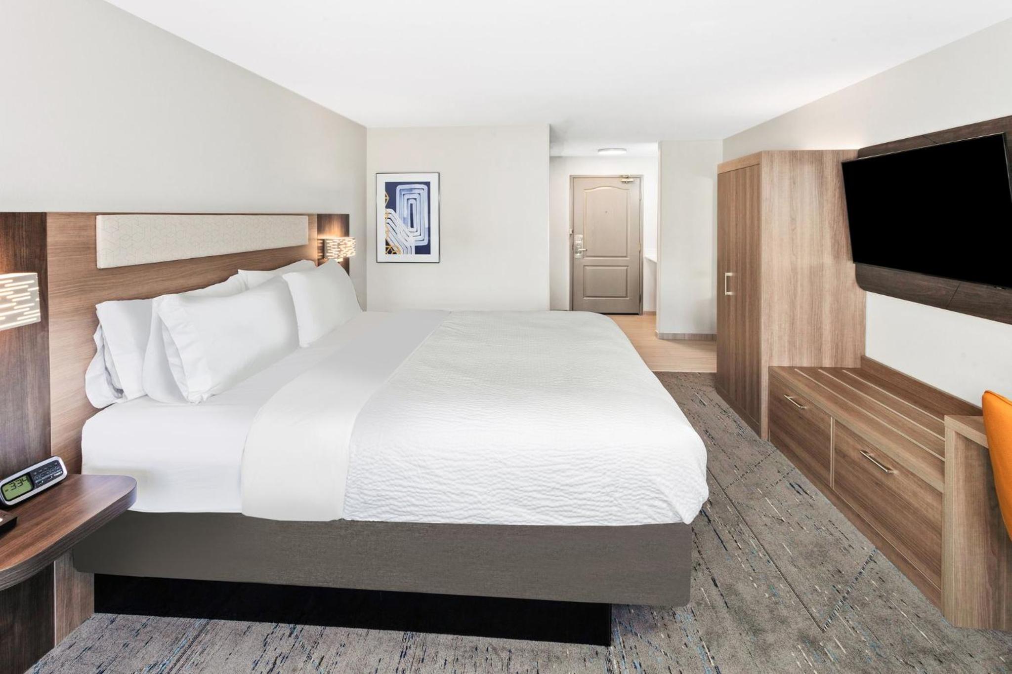 Standard King Room - Photo 10