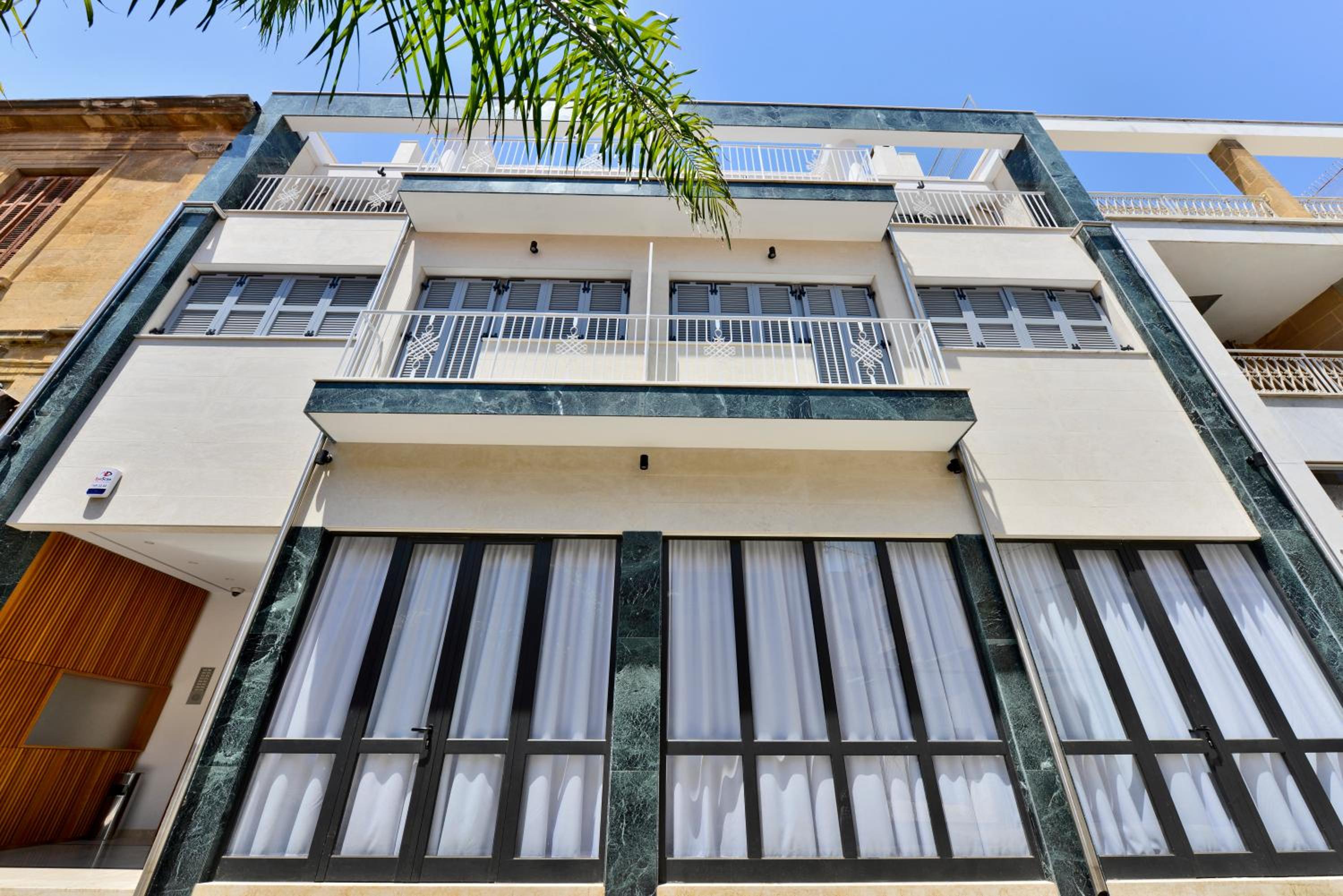 Apartment with Balcony photo 3
