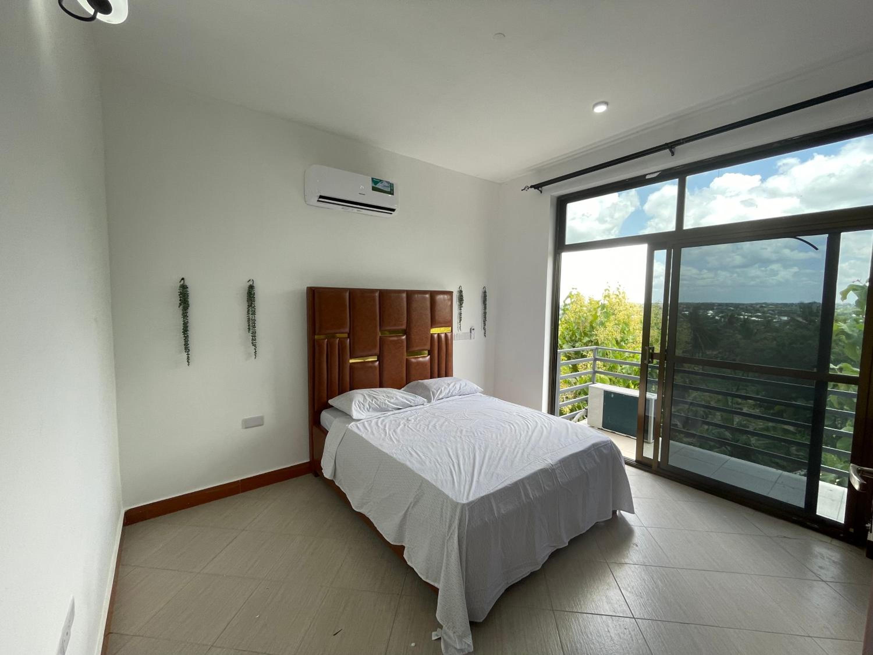 One-Bedroom Apartment With Balcony And City View photo 2