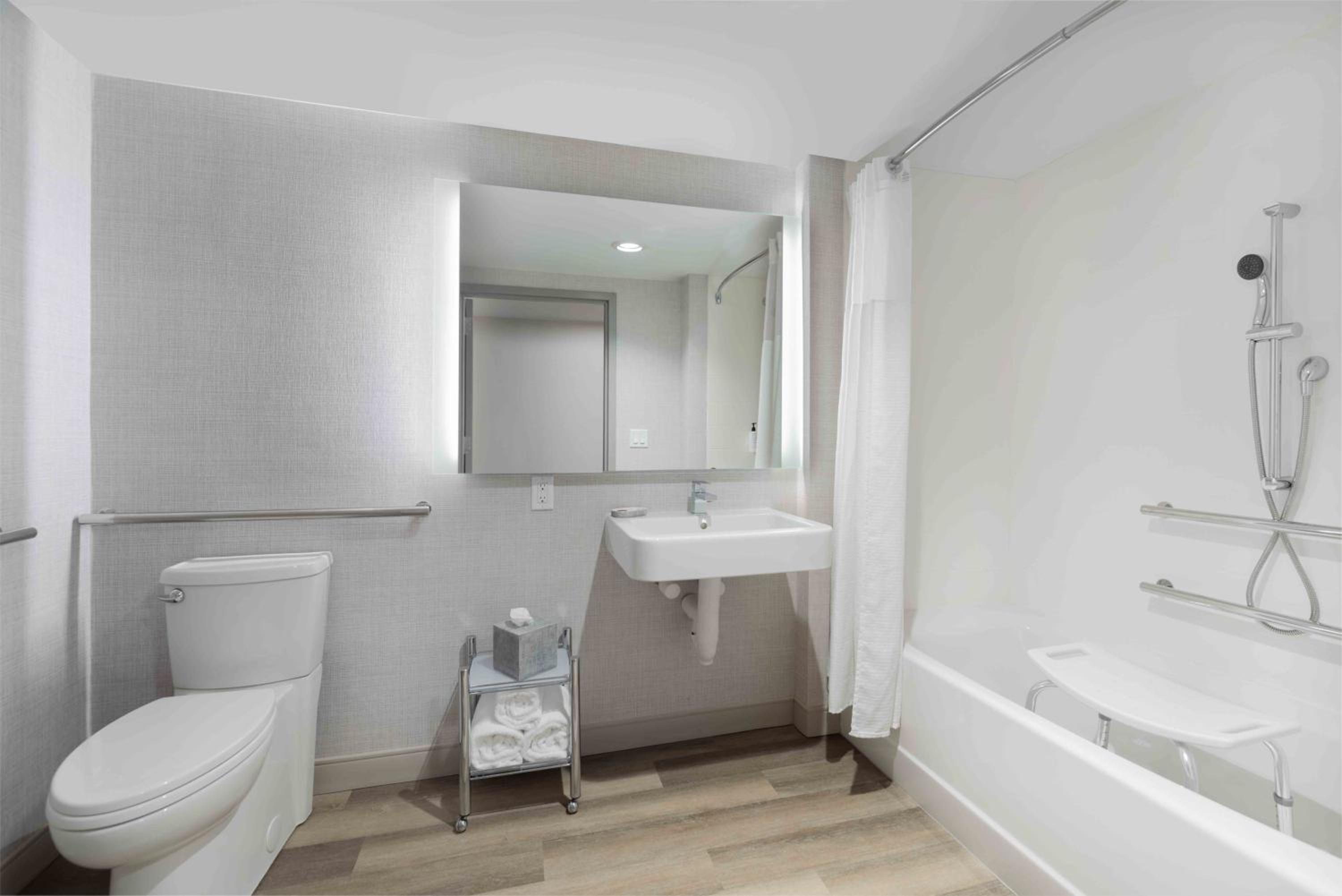 King Room With Bath Tub - Mobility Accessible/Non-Smoking - Photo 4
