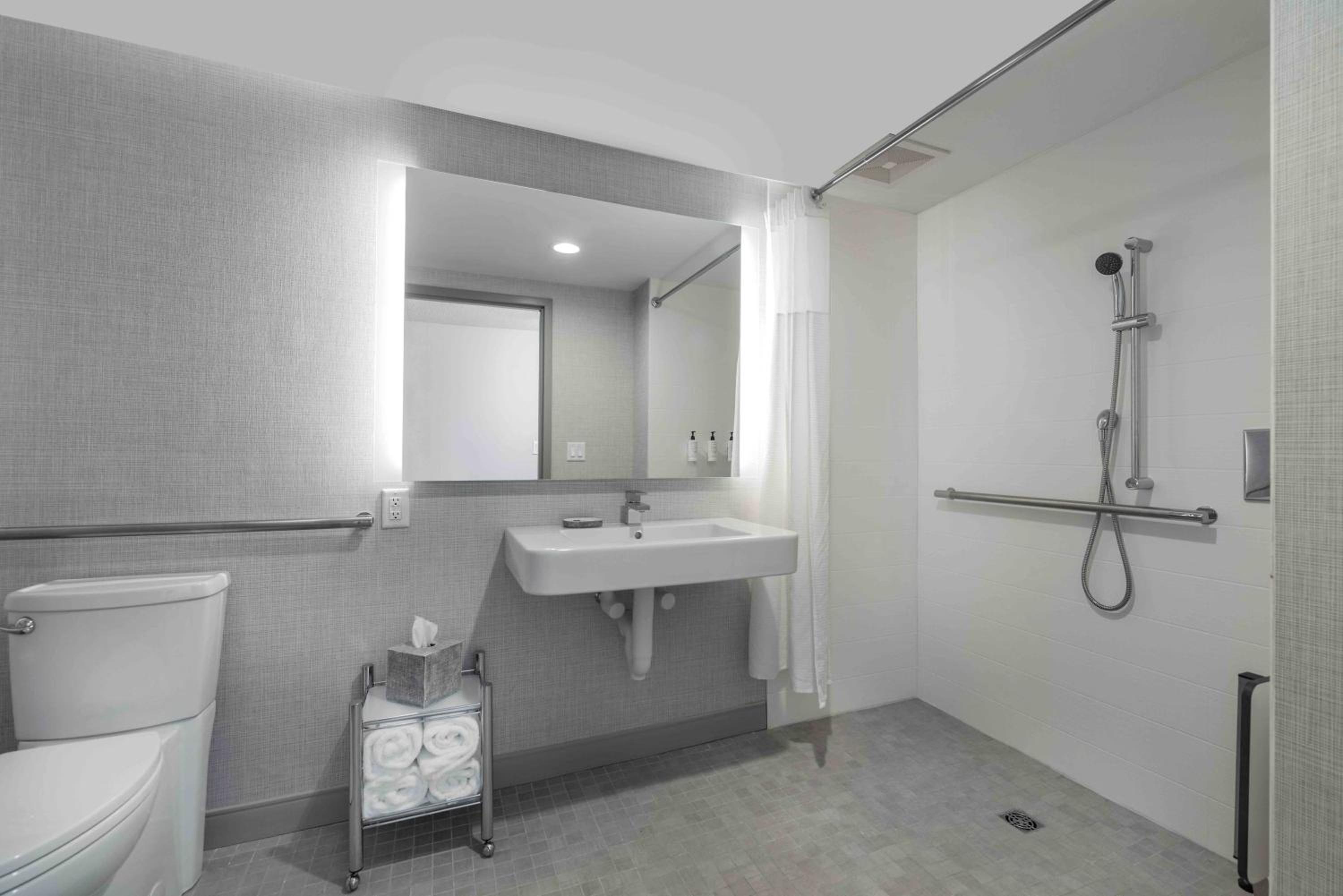 Queen Room With Two Queen Beds And Roll-In Shower - Mobility/Hearing Accessible - Non-Smoking - Photo 6