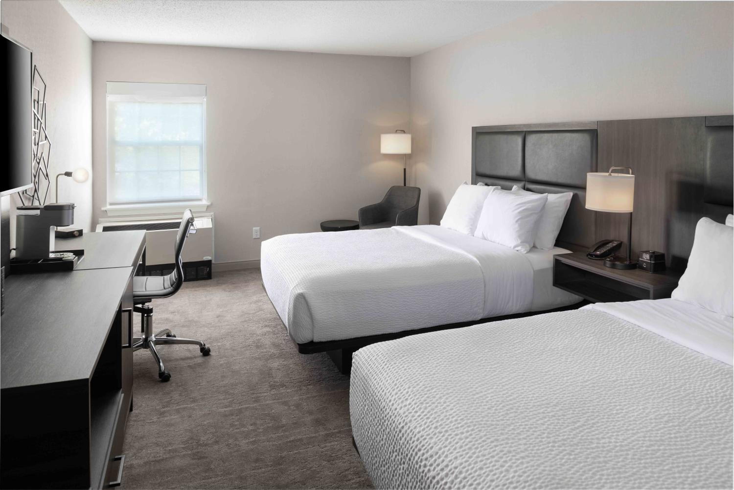 Queen Room With Two Queen Beds And Bath Tub - Mobility Accessible/Non-Smoking - Photo 2