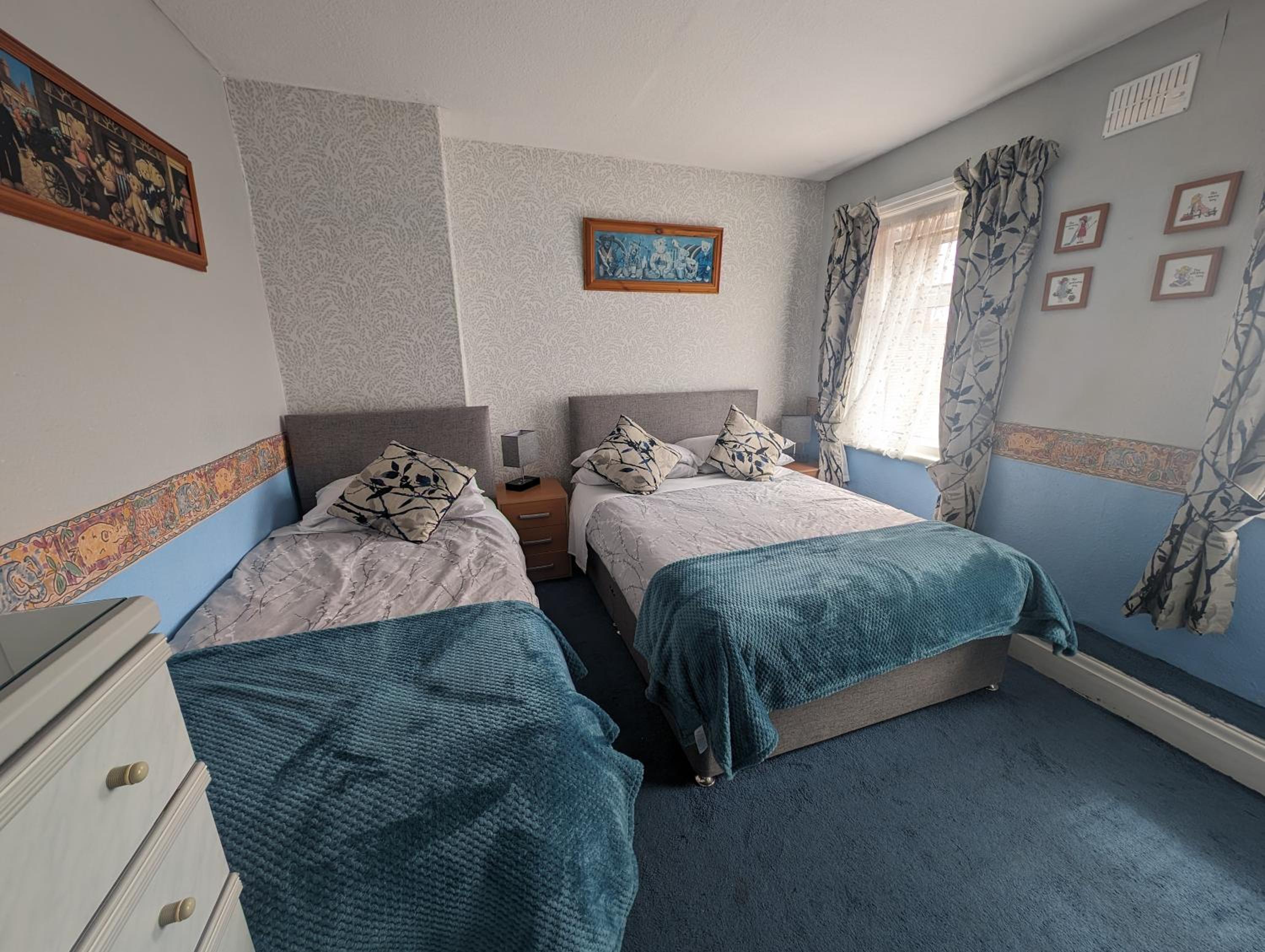 Family Room with Private Bathroom - Photo 3