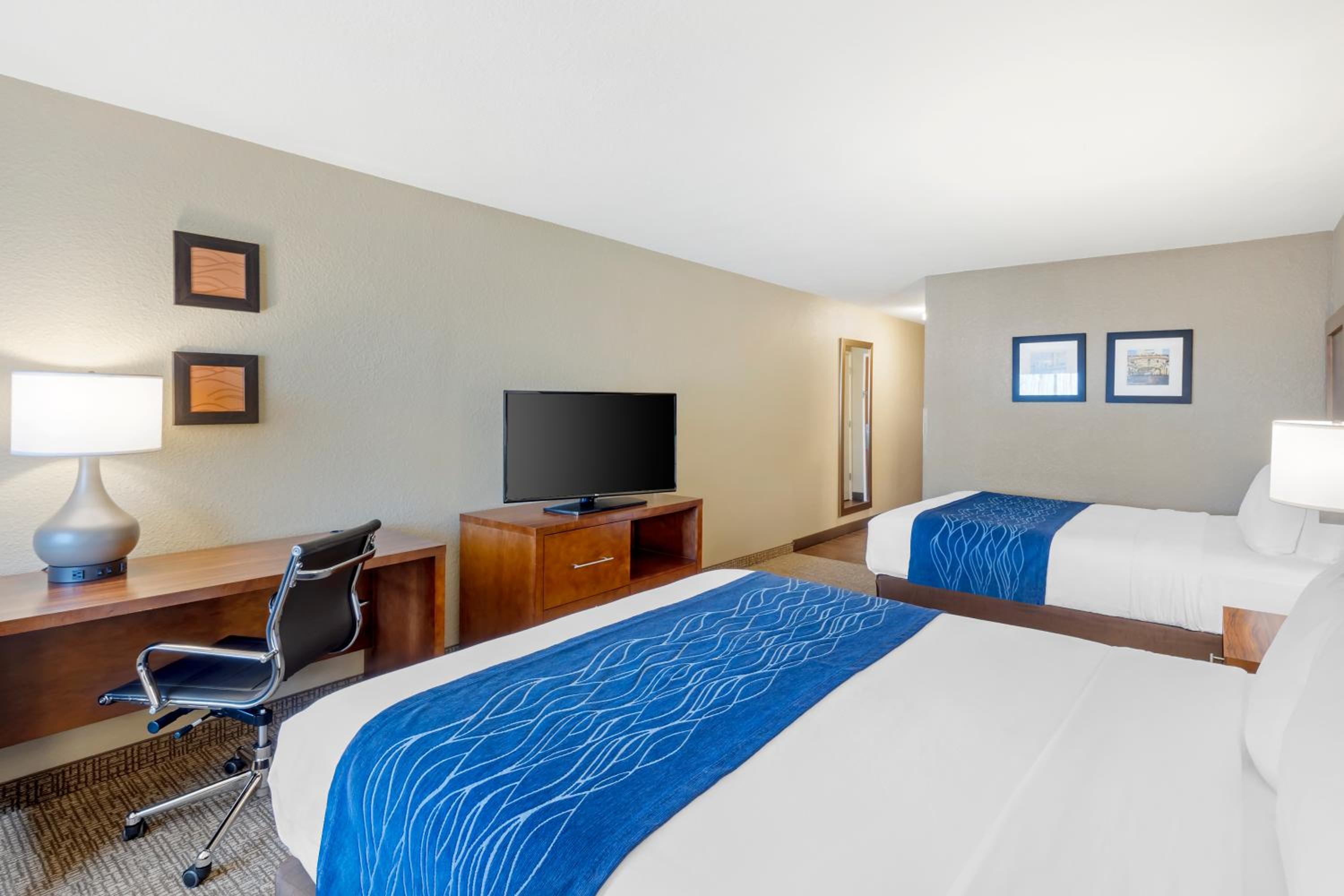 Queen Room with Two Queen Beds - Non-Smoking - Photo 2