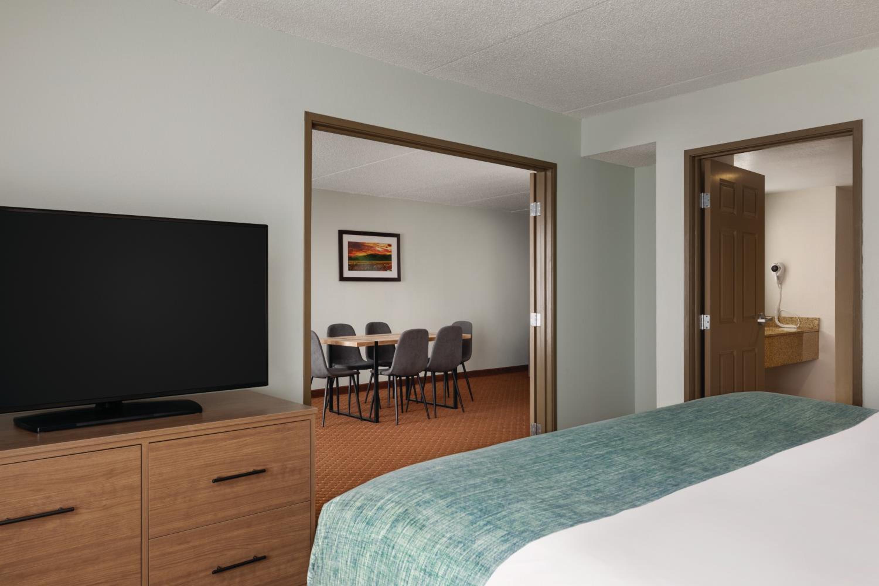 One-Bedroom Deluxe King Suite - Non-Smoking - Photo 2