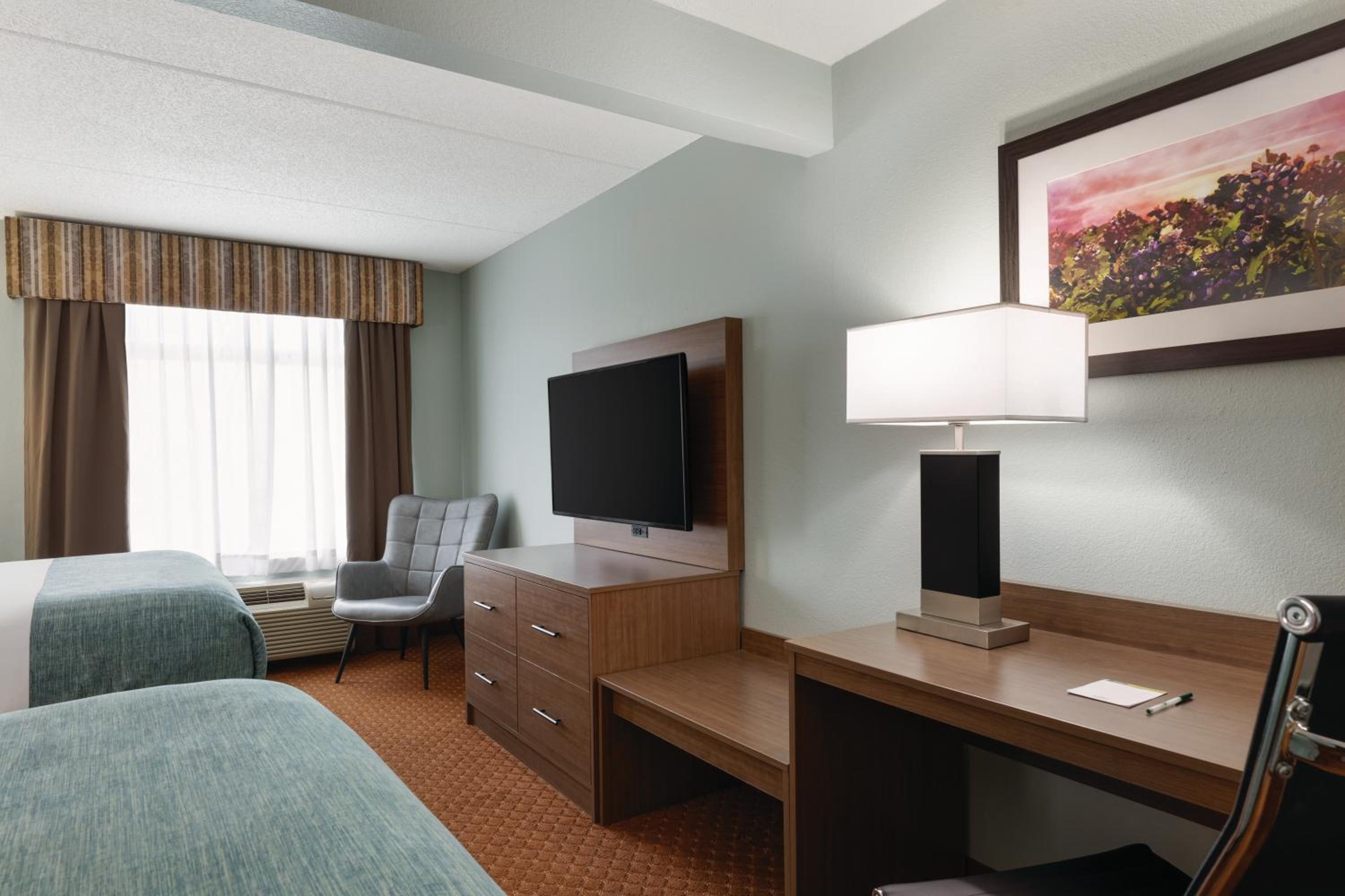 Queen Room with Two Queen Beds - Non-Smoking - Photo 2