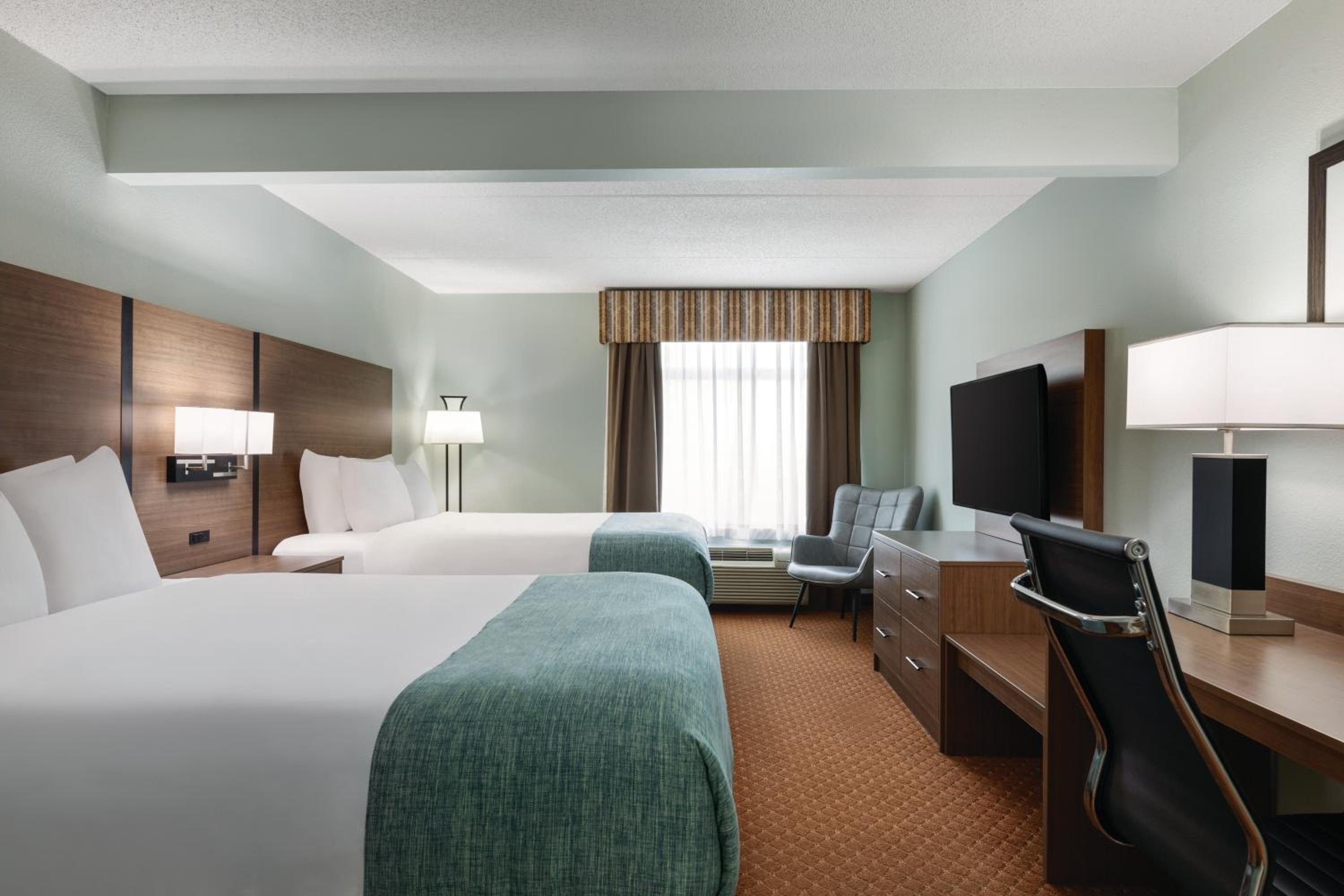 Queen Room with Two Queen Beds - Non-Smoking - Photo 3