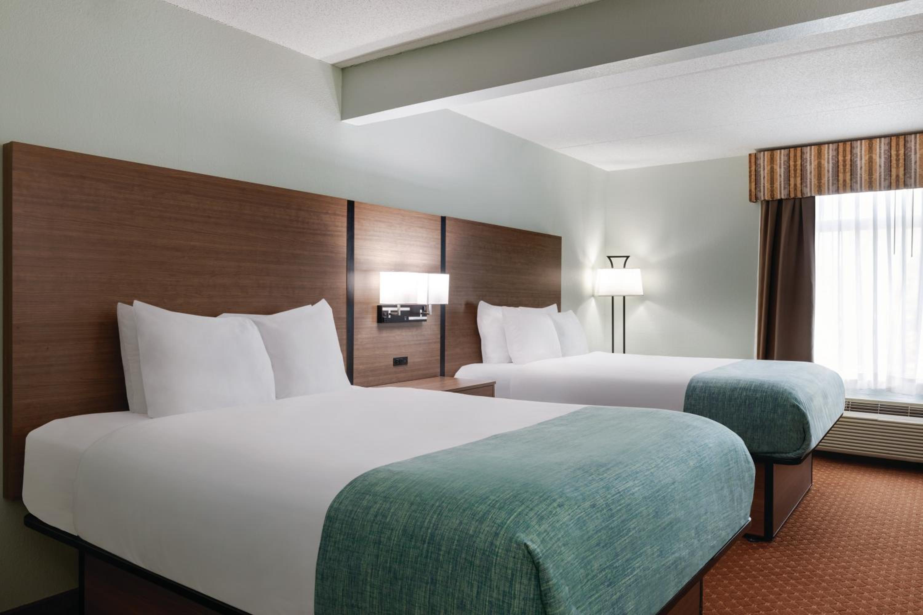 Queen Room with Two Queen Beds - Non-Smoking - Photo 5