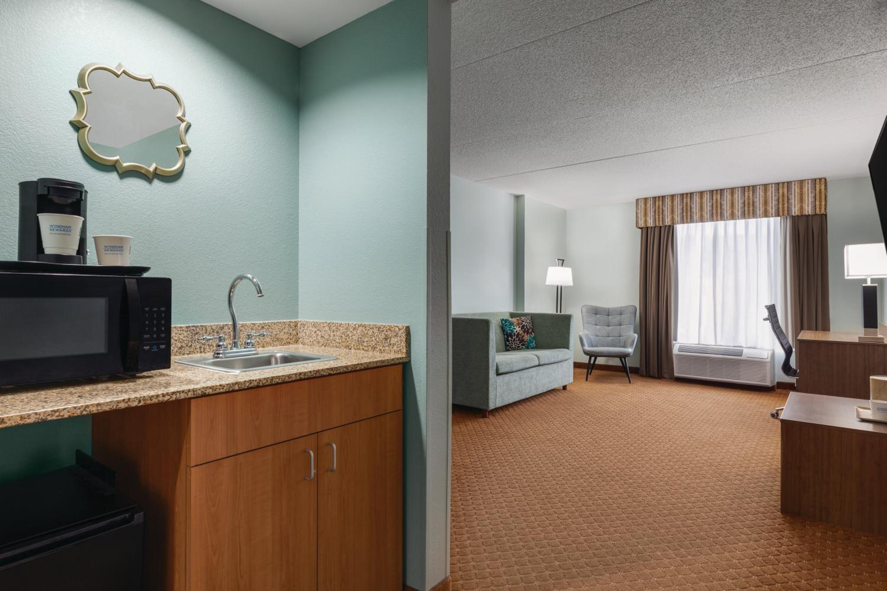 One-Bedroom King Suite - Non-Smoking - Photo 2