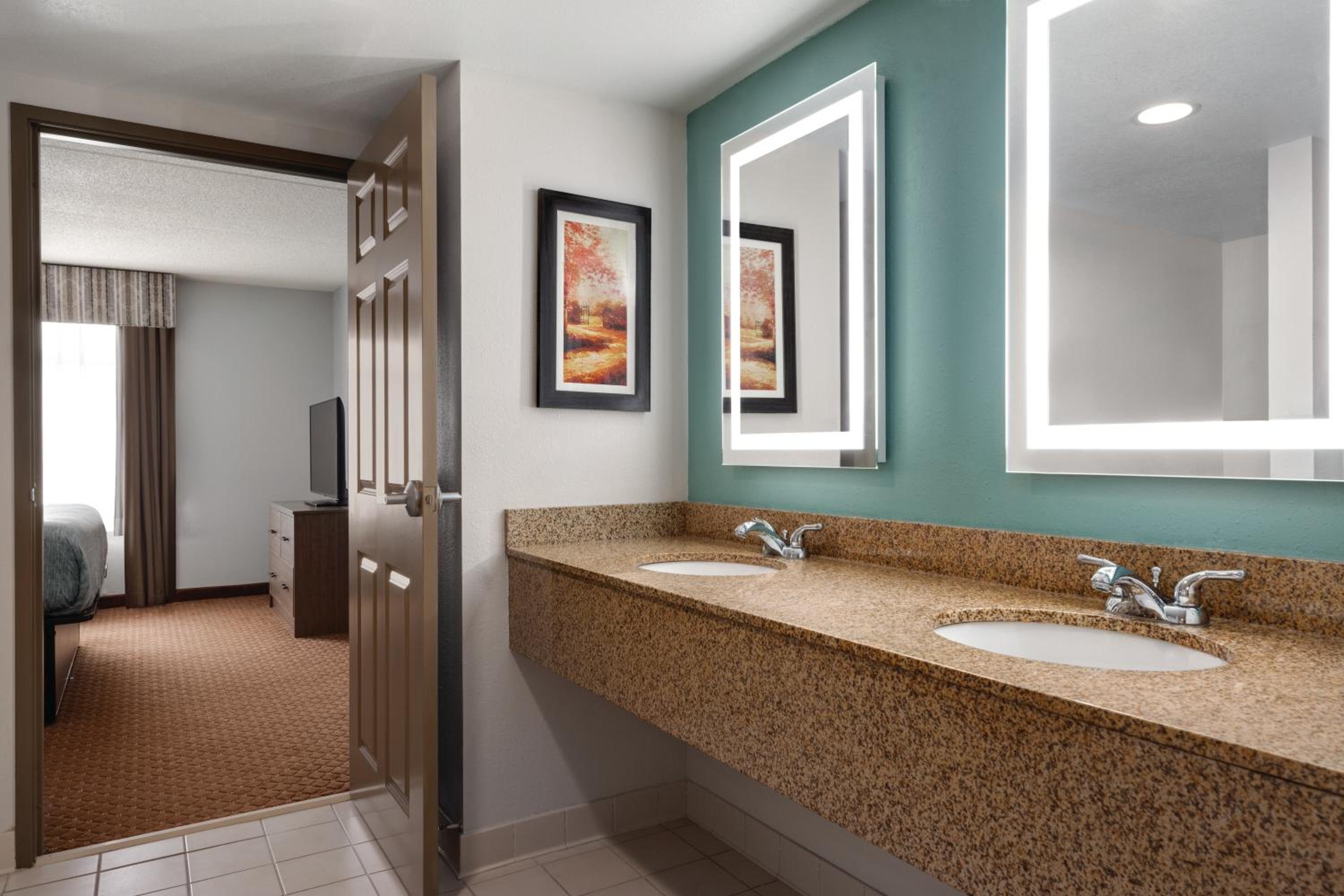 One-Bedroom Deluxe King Suite - Non-Smoking - Photo 6