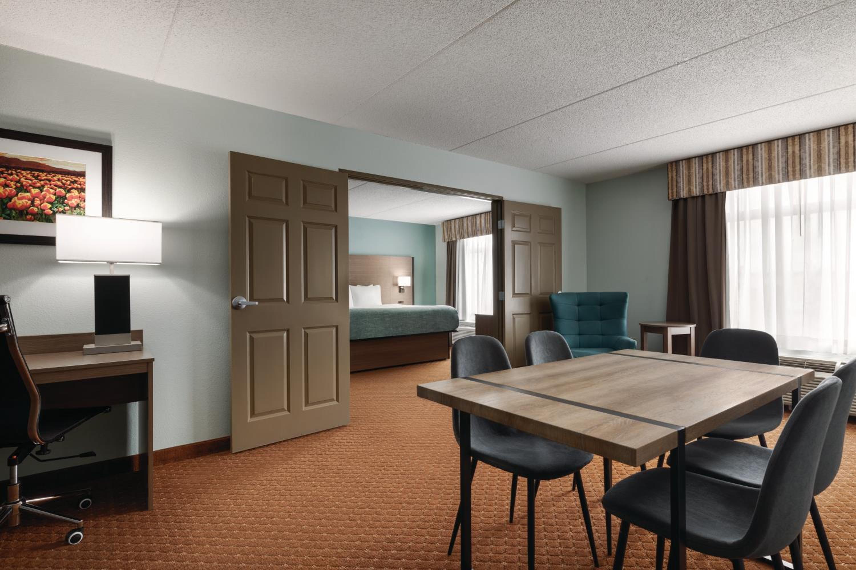 One-Bedroom Deluxe King Suite - Non-Smoking - Photo 4