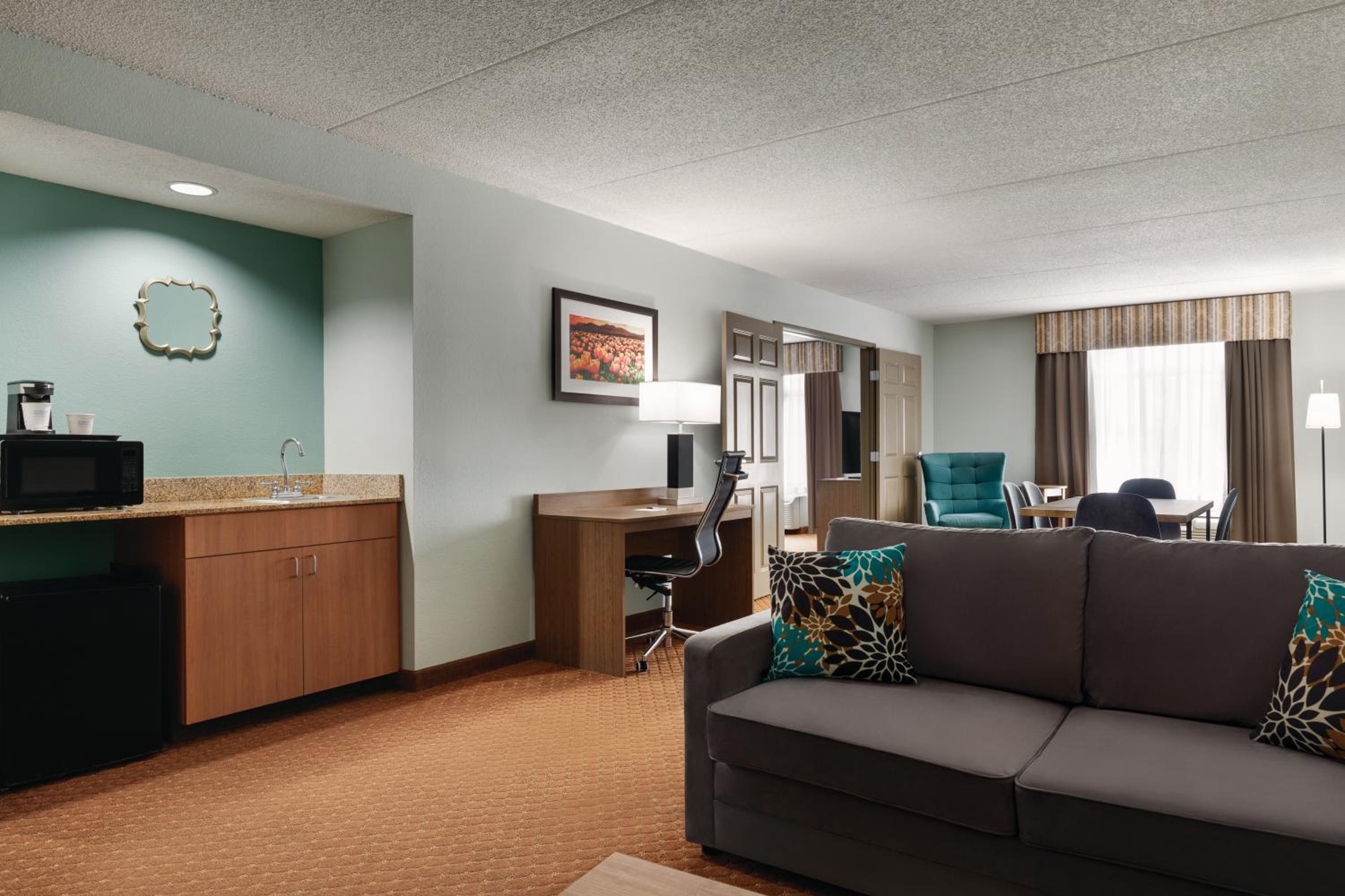One-Bedroom Deluxe King Suite - Non-Smoking - Photo 3