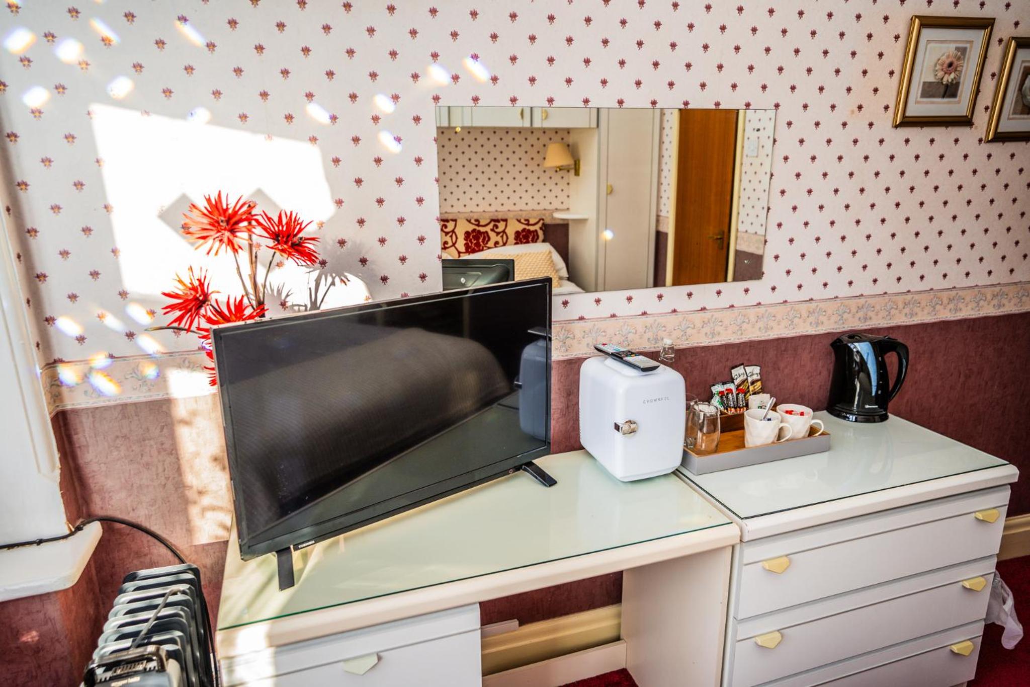 Double Room with Private Bathroom - Photo 18