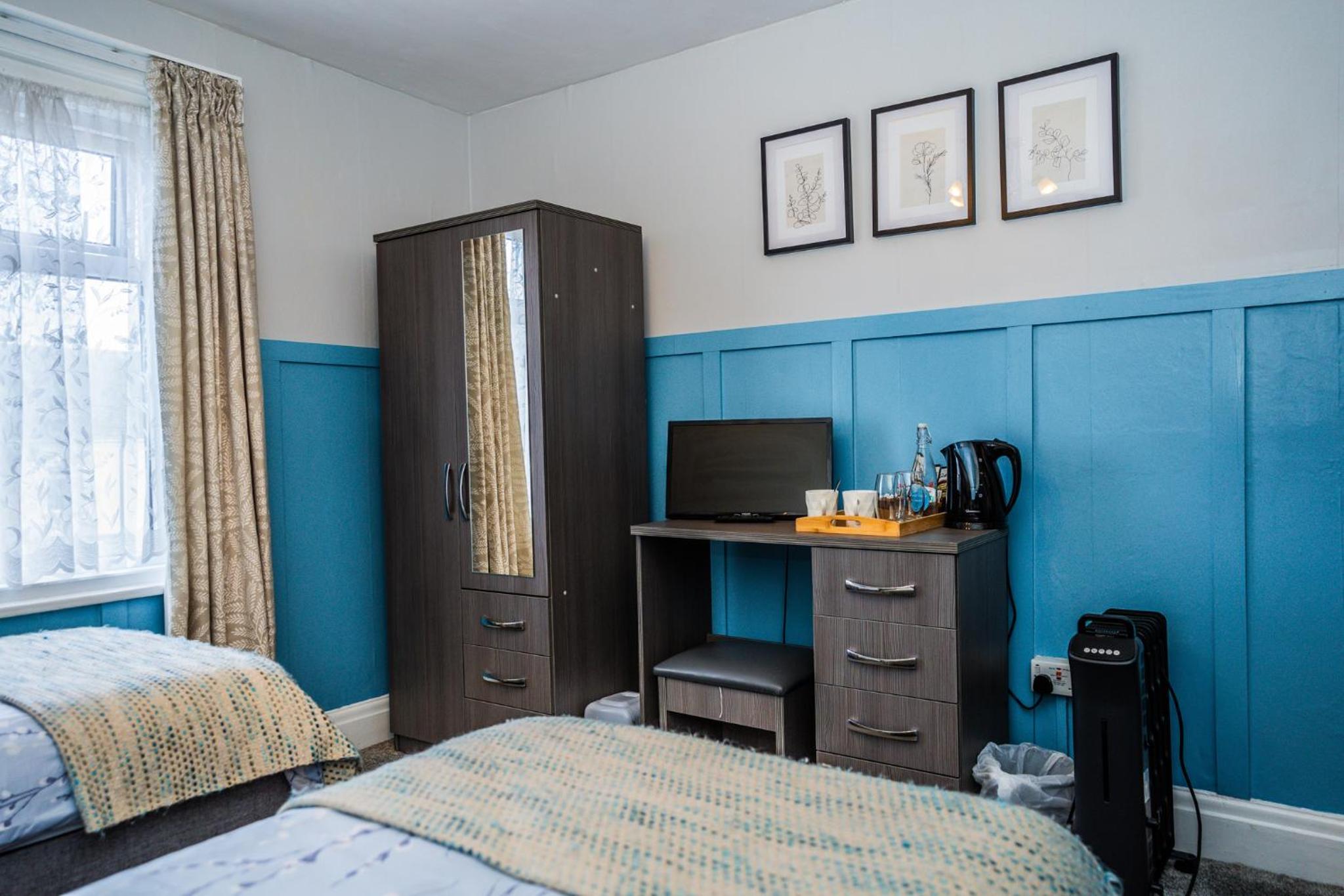 Twin Room with Private Bathroom - Photo 10