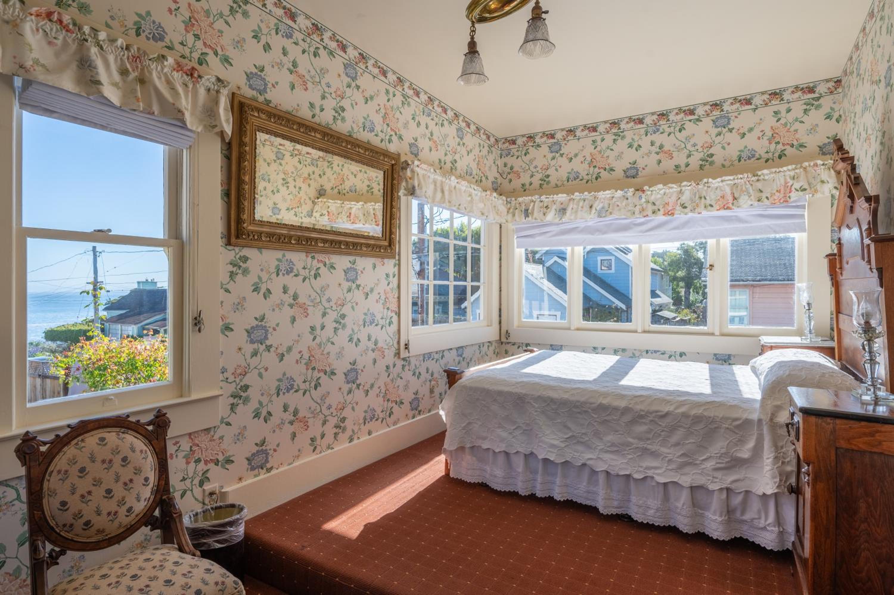 Standard Queen Room with Partial Ocean View