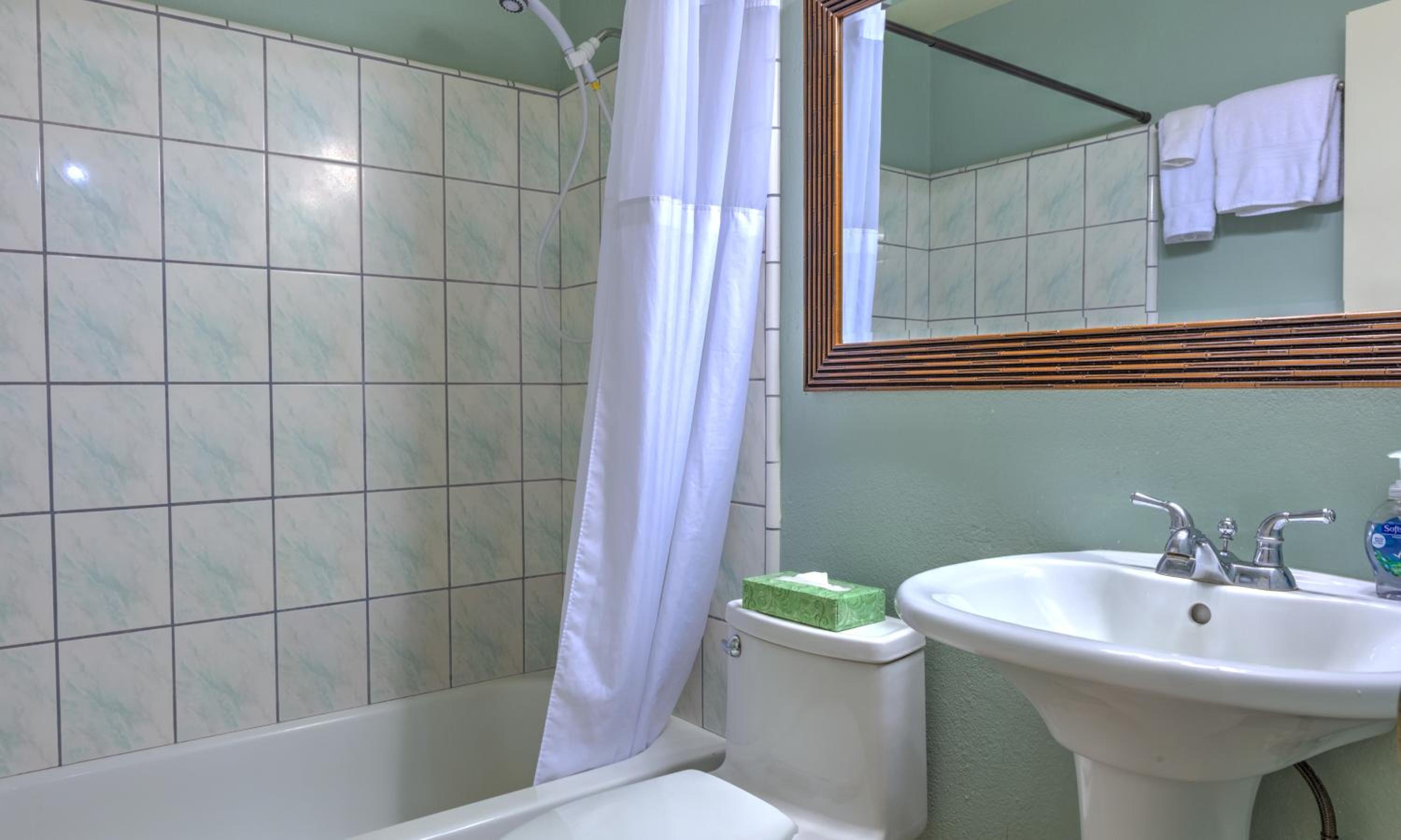 Suite, 1 King Bed with Kitchen, Pool View - Photo 2