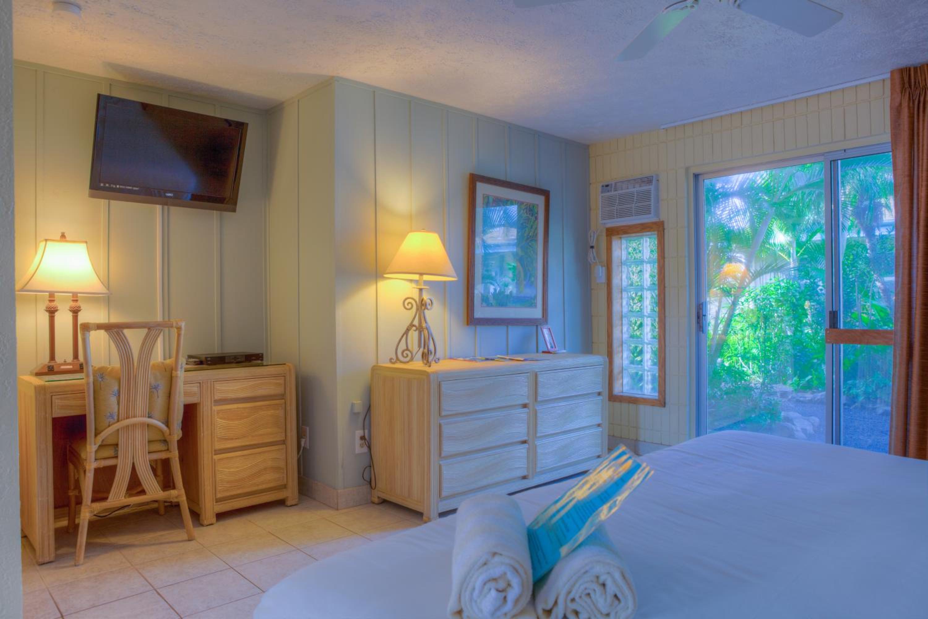 Junior Suite, 1 King Bed, Accessible Roll-In Shower, Garden View - Photo 4