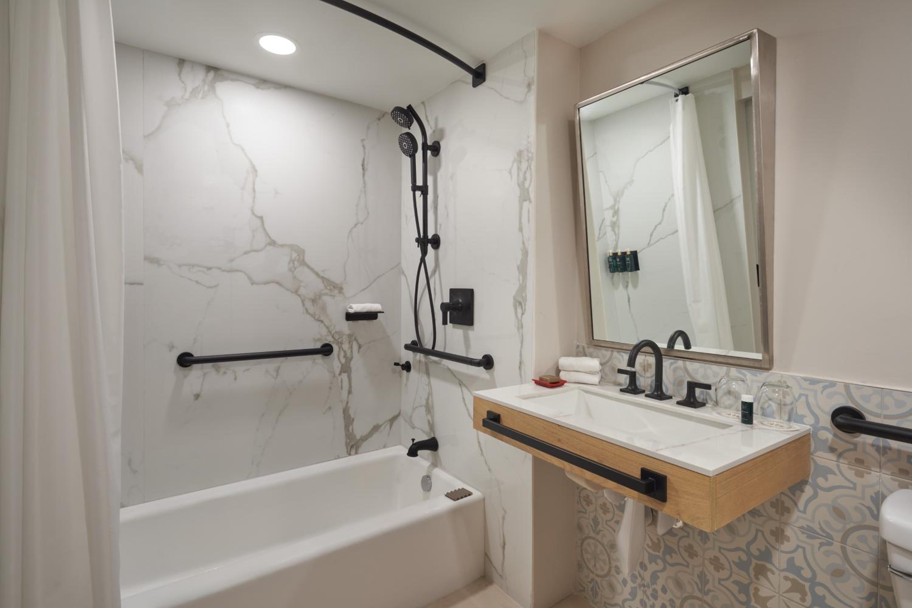 Deluxe Double Room with Two Double Beds - Photo 6