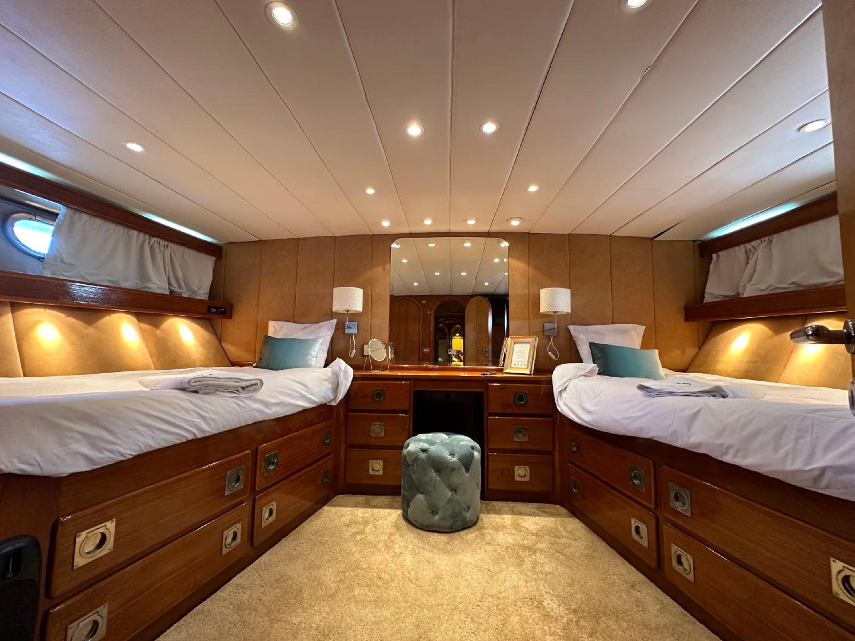 Apartamento de tres habitaciones con vista al puerto