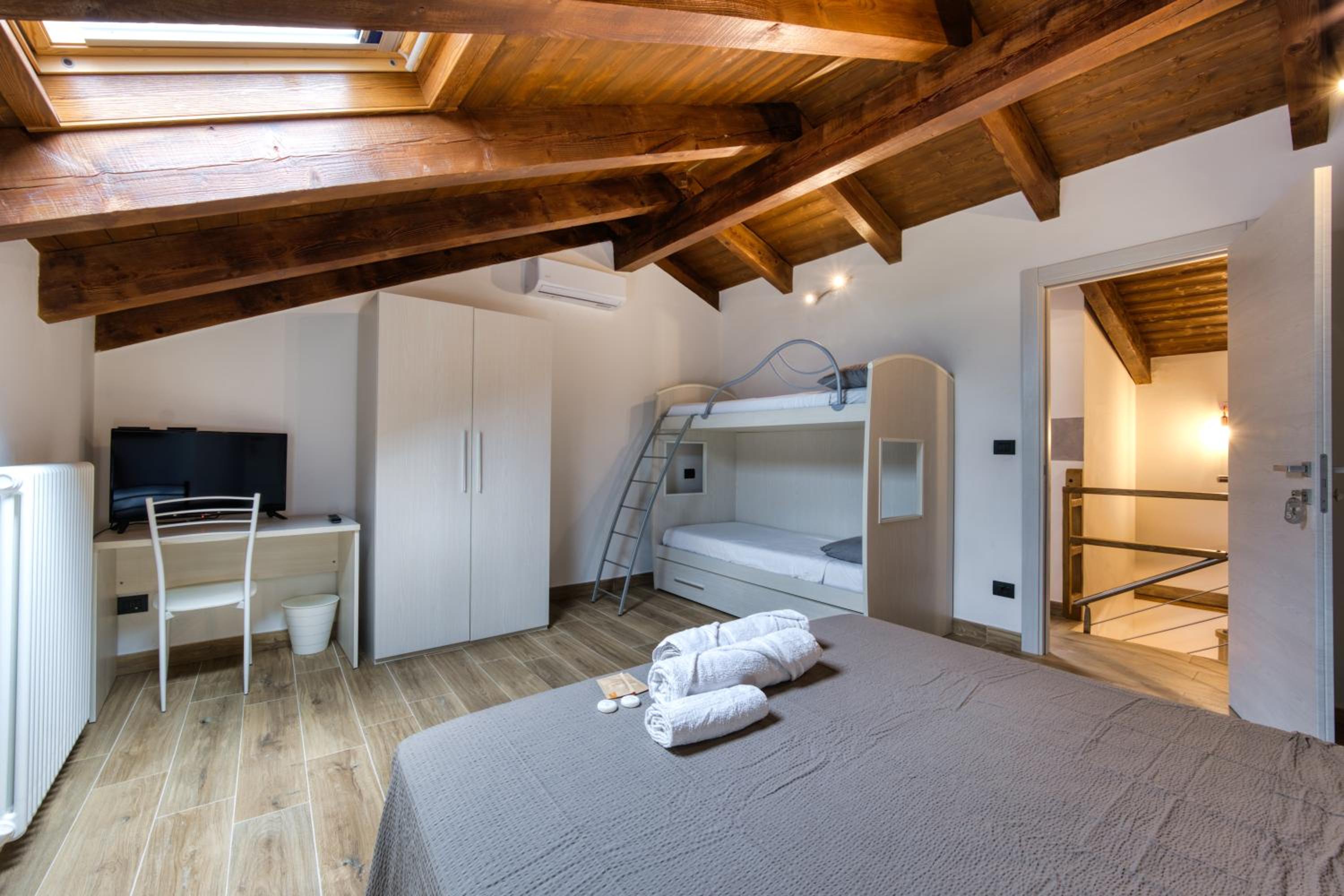 Large Double or Twin Room photo 3