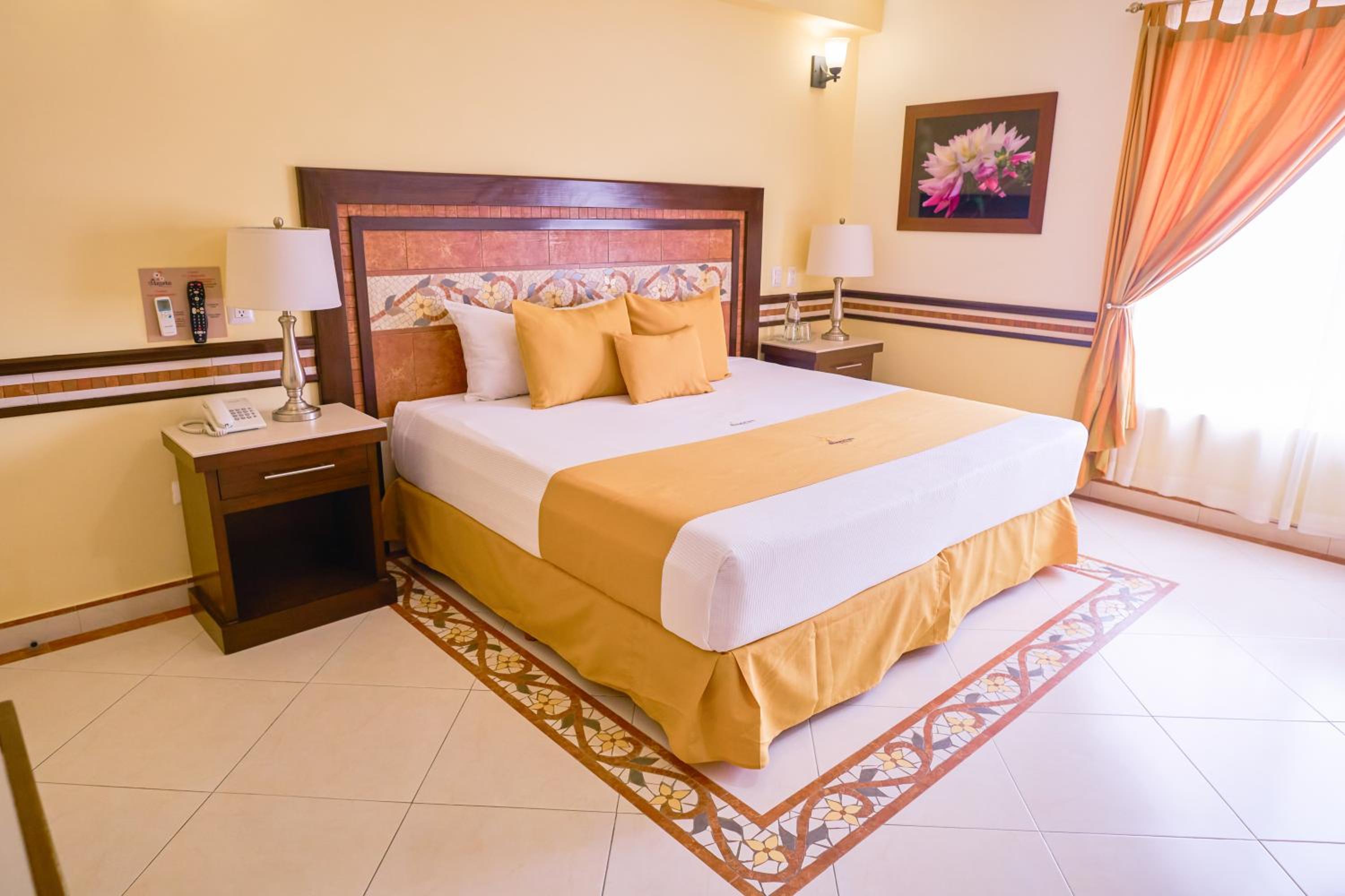 Deluxe King Room - Photo 1