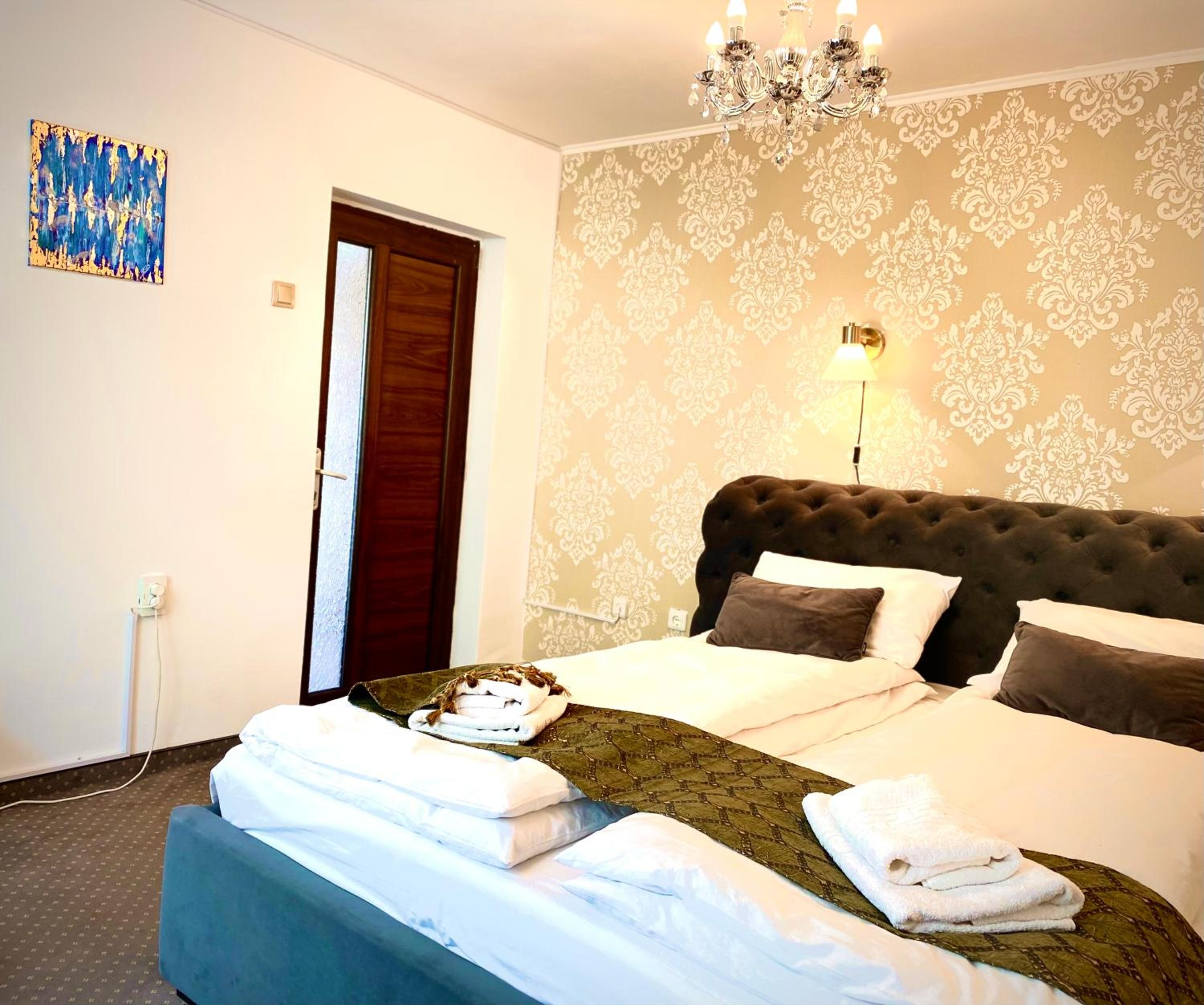 Queen Room photo 2
