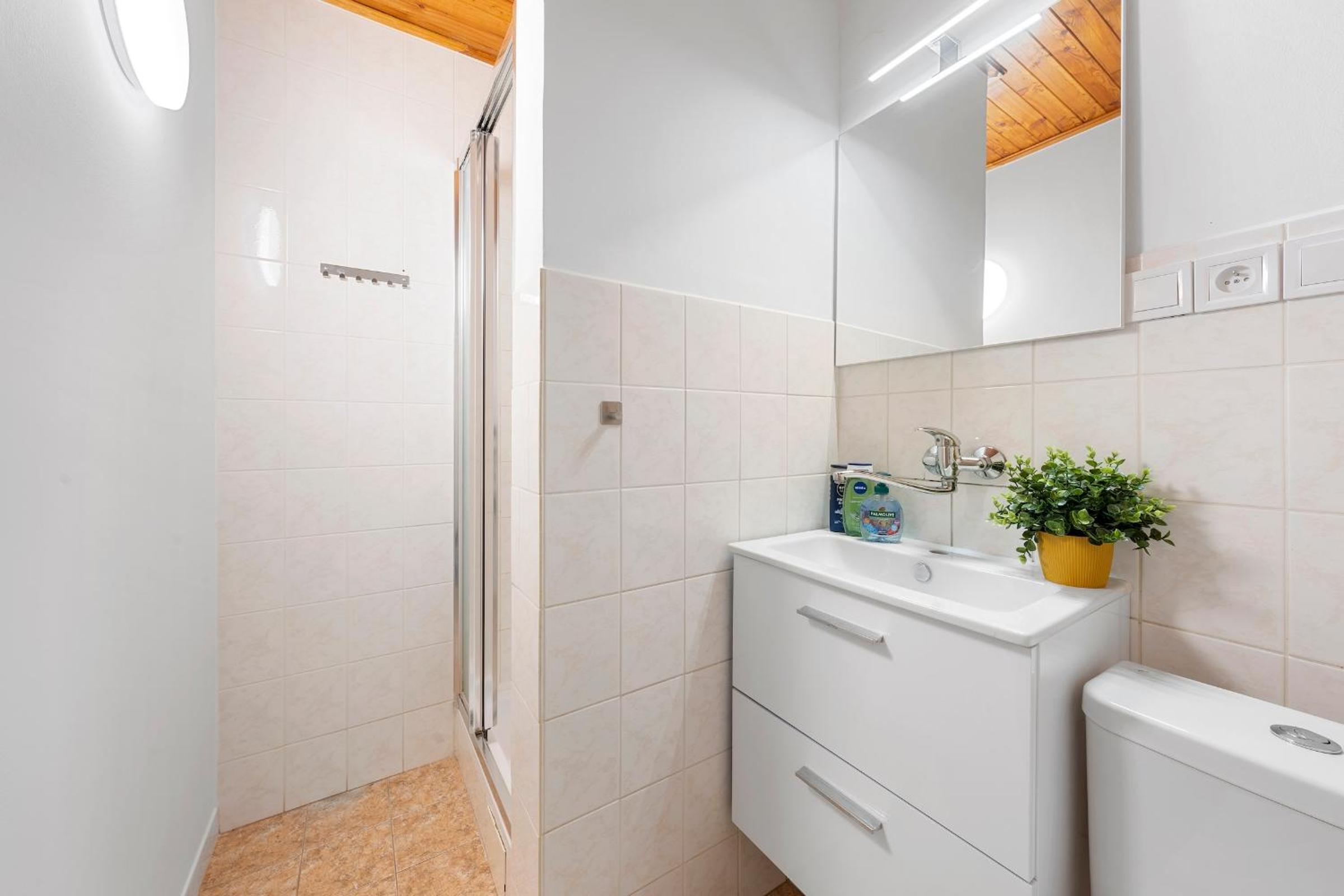 Family Room with Private Bathroom photo 2