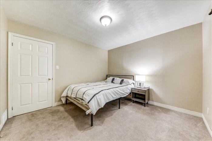 Six-Bedroom House photo 1