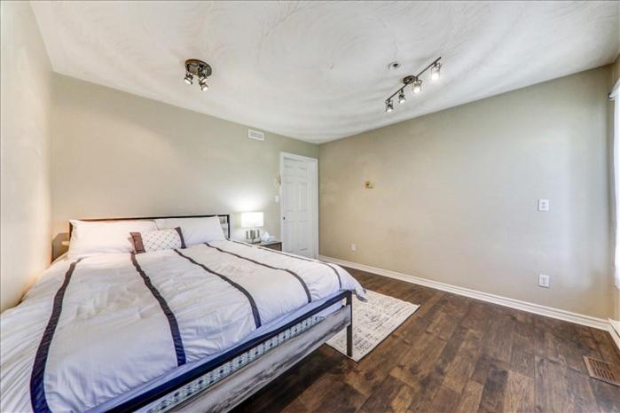 Six-Bedroom House photo 3
