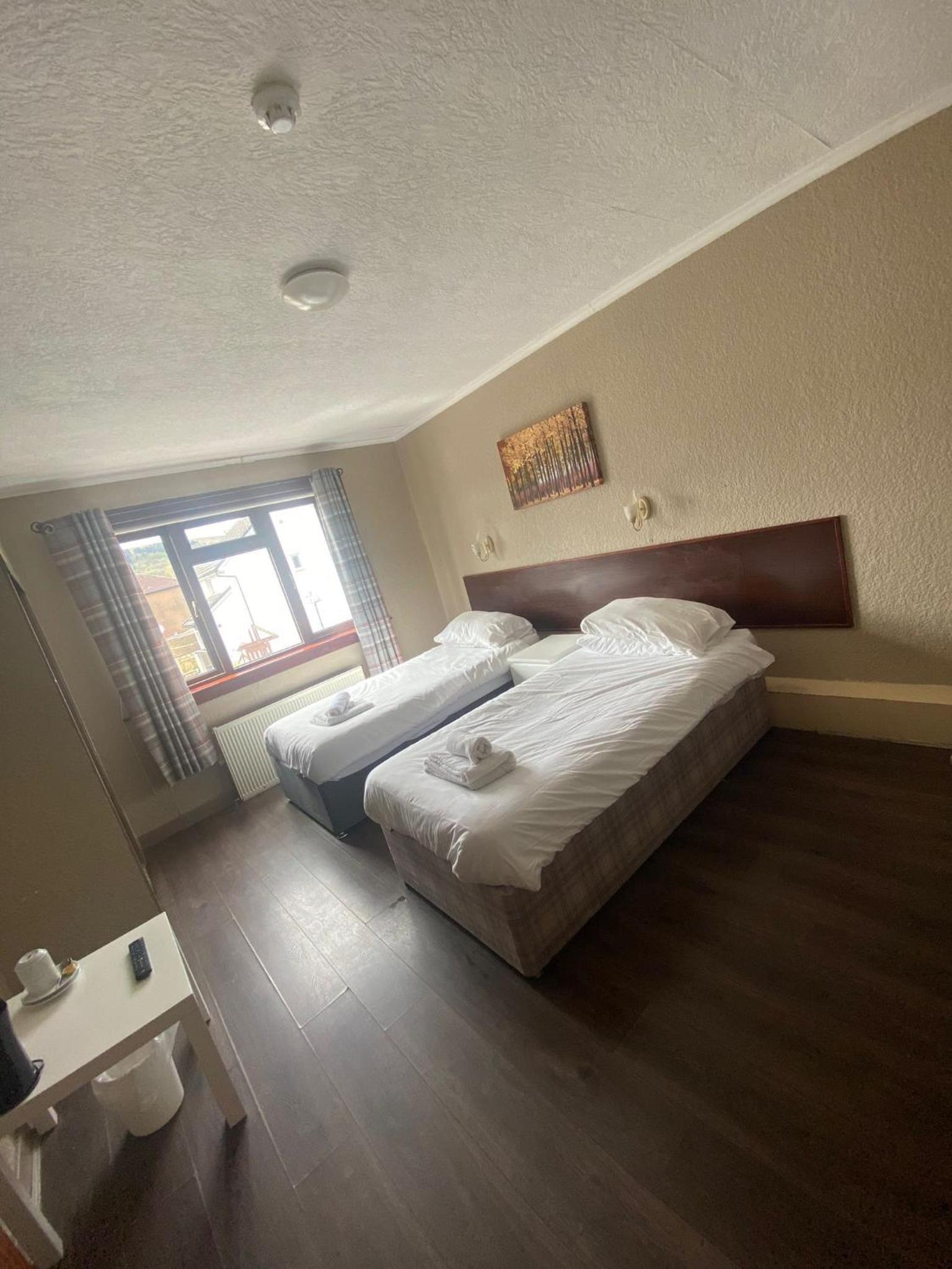 Standard Twin Room with Shared Bathroom photo 2